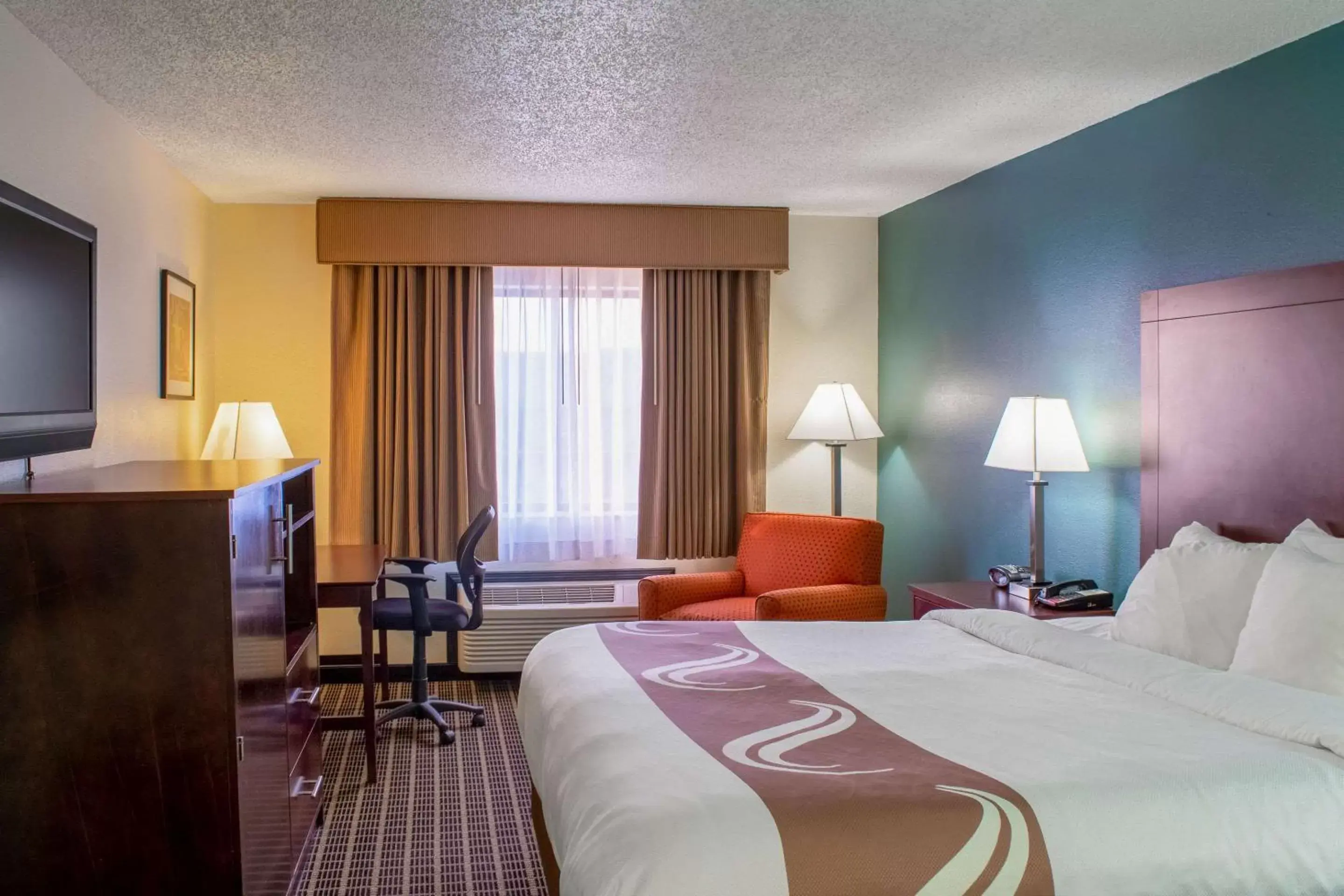 Photo of the whole room, Bed in Quality Inn Plainfield - Indianapolis West