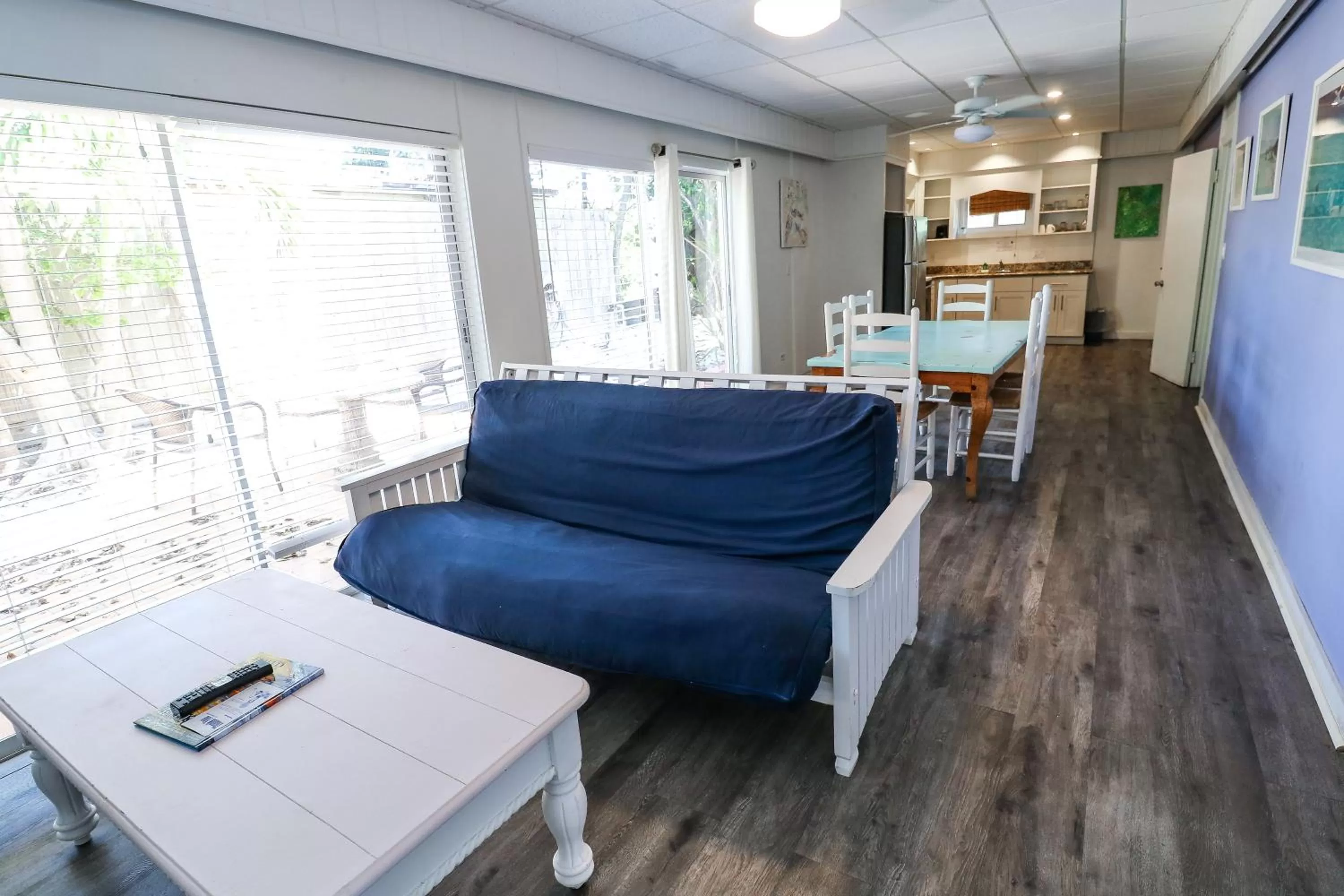 Living room in Drop Anchor Resort & Marina