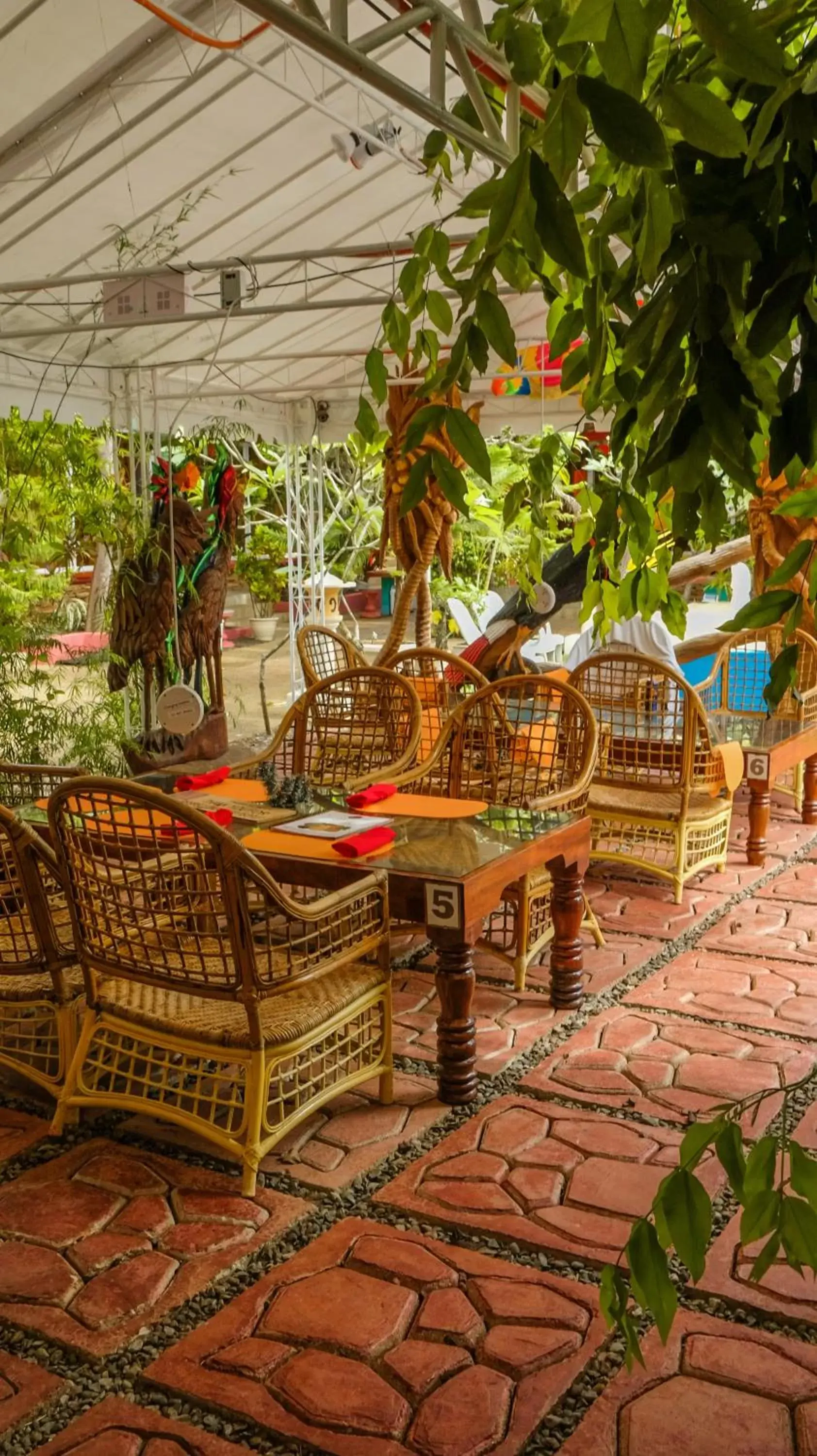 Restaurant/places to eat in Deep Forest Garden Hotel