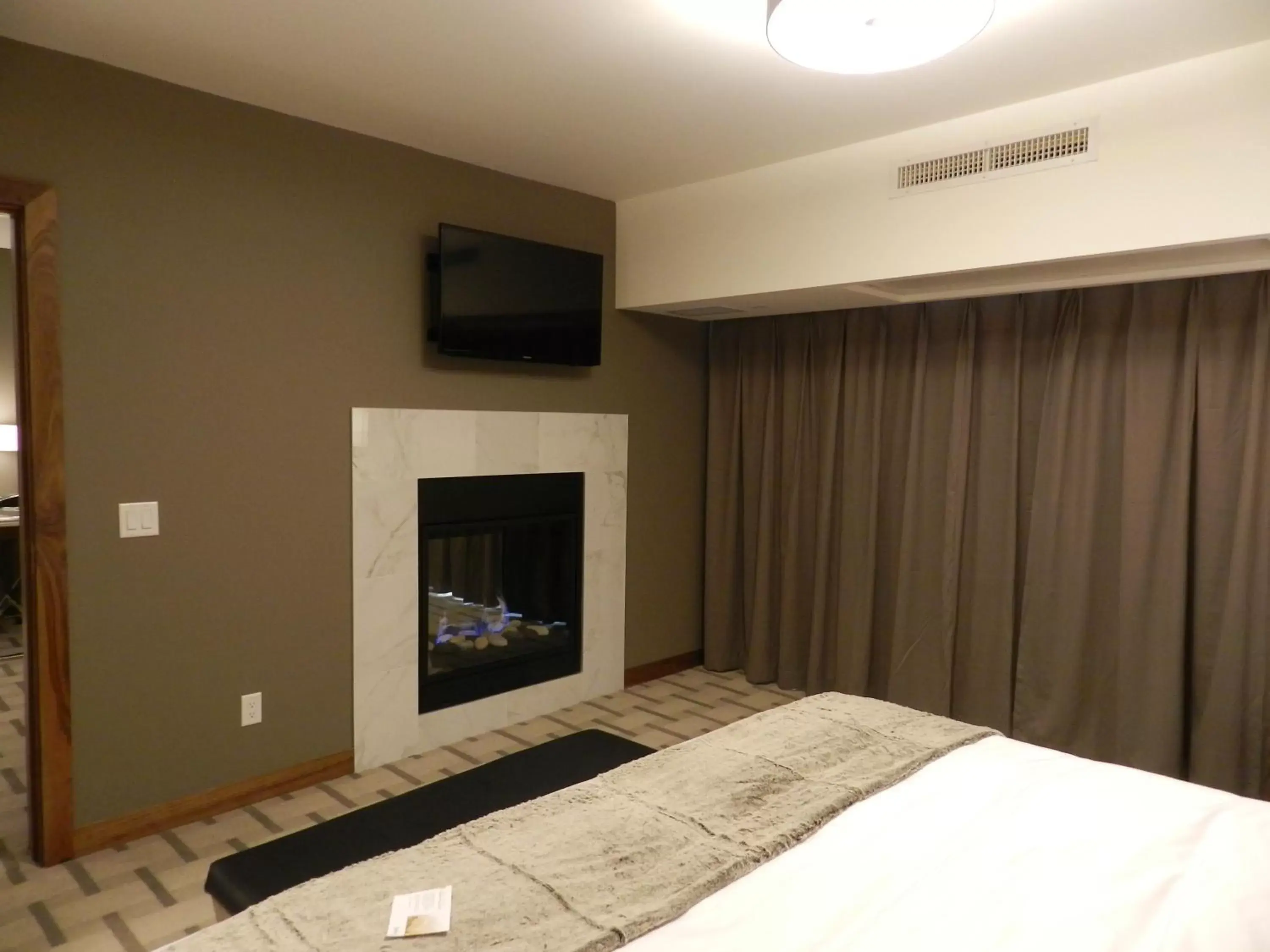 Photo of the whole room, TV/Entertainment Center in Radisson Hotel & Conference Center Calgary Airport East