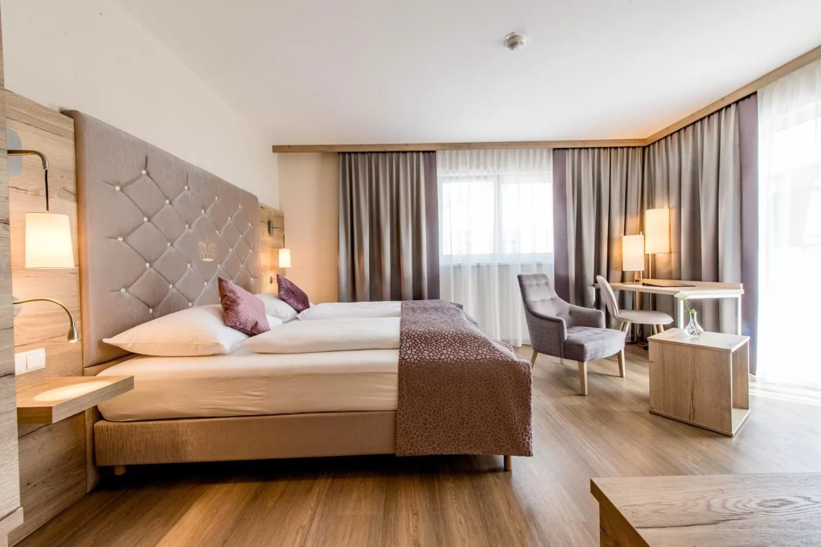 Bedroom, Bed in Hotel Krone