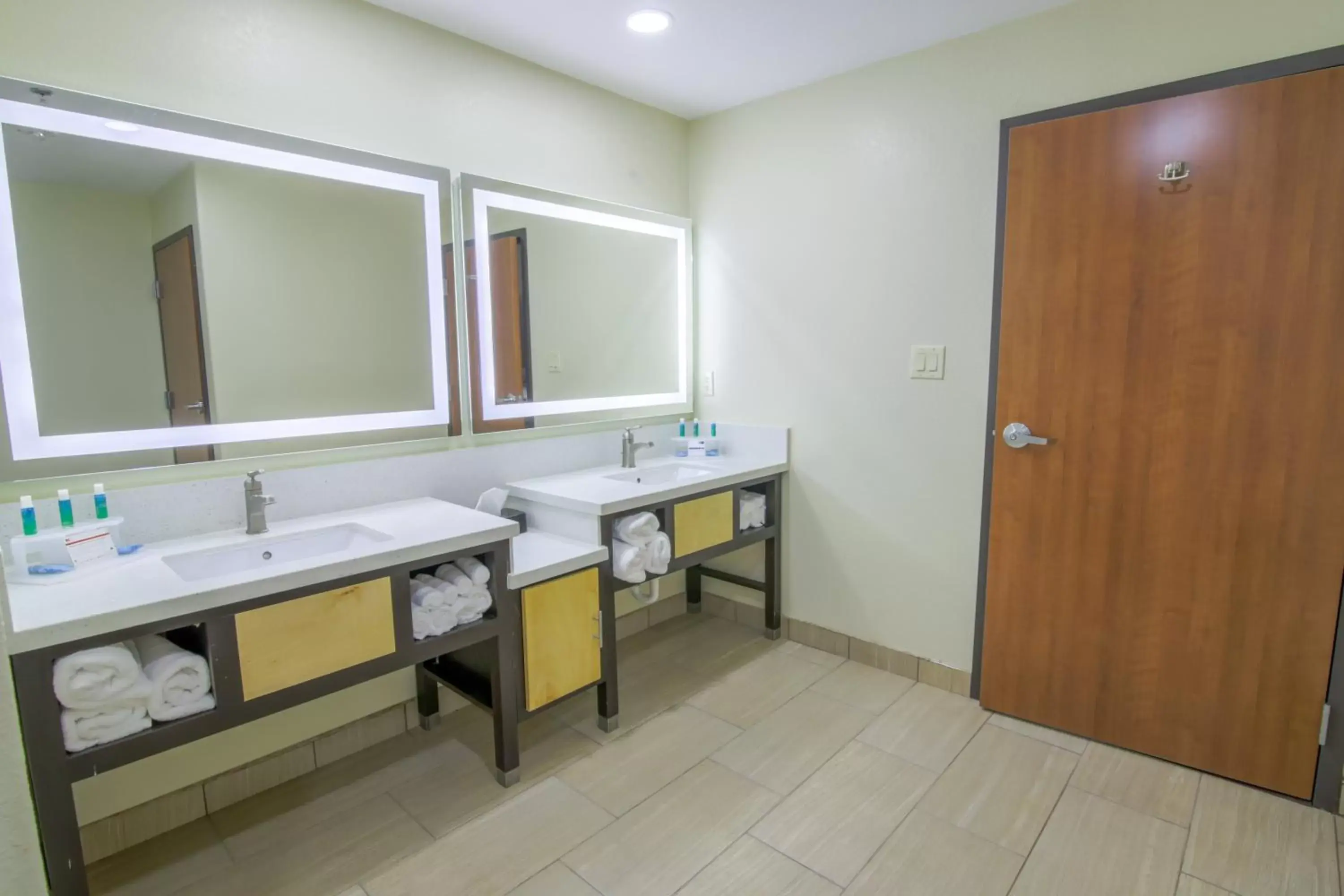 Photo of the whole room, Bathroom in Holiday Inn Express & Suites Raymondville, an IHG Hotel