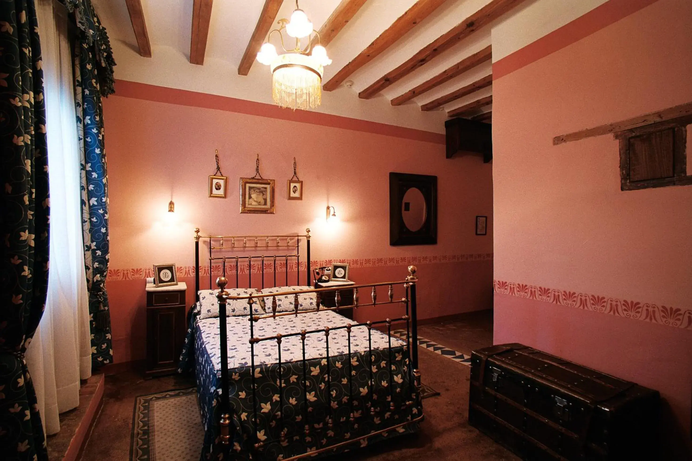Decorative detail, Bed in Hospederia Meson de la Dolores