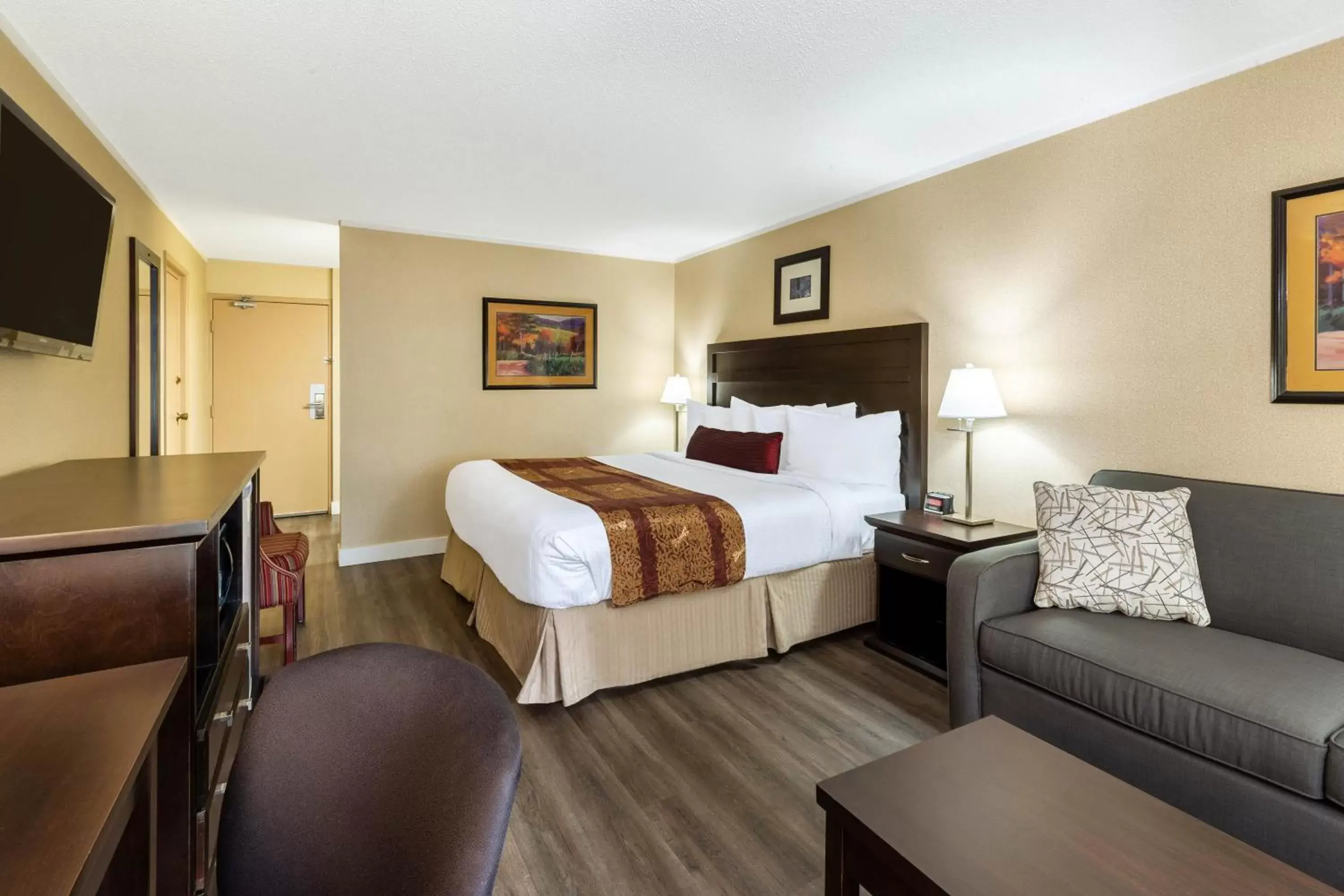 Photo of the whole room, Bed in Ramada by Wyndham Coquitlam