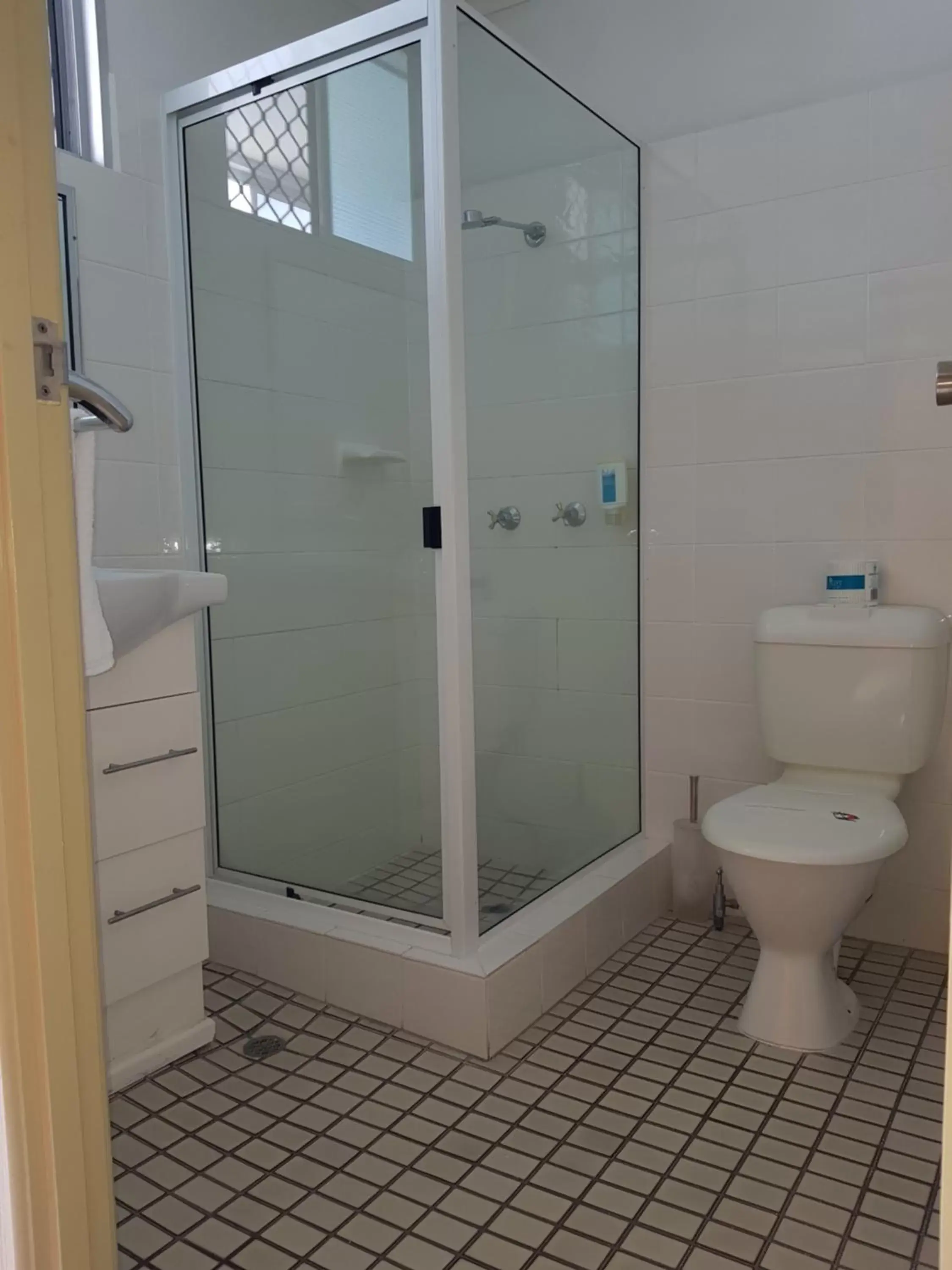 Shower, Bathroom in The Q Motel Rockhampton