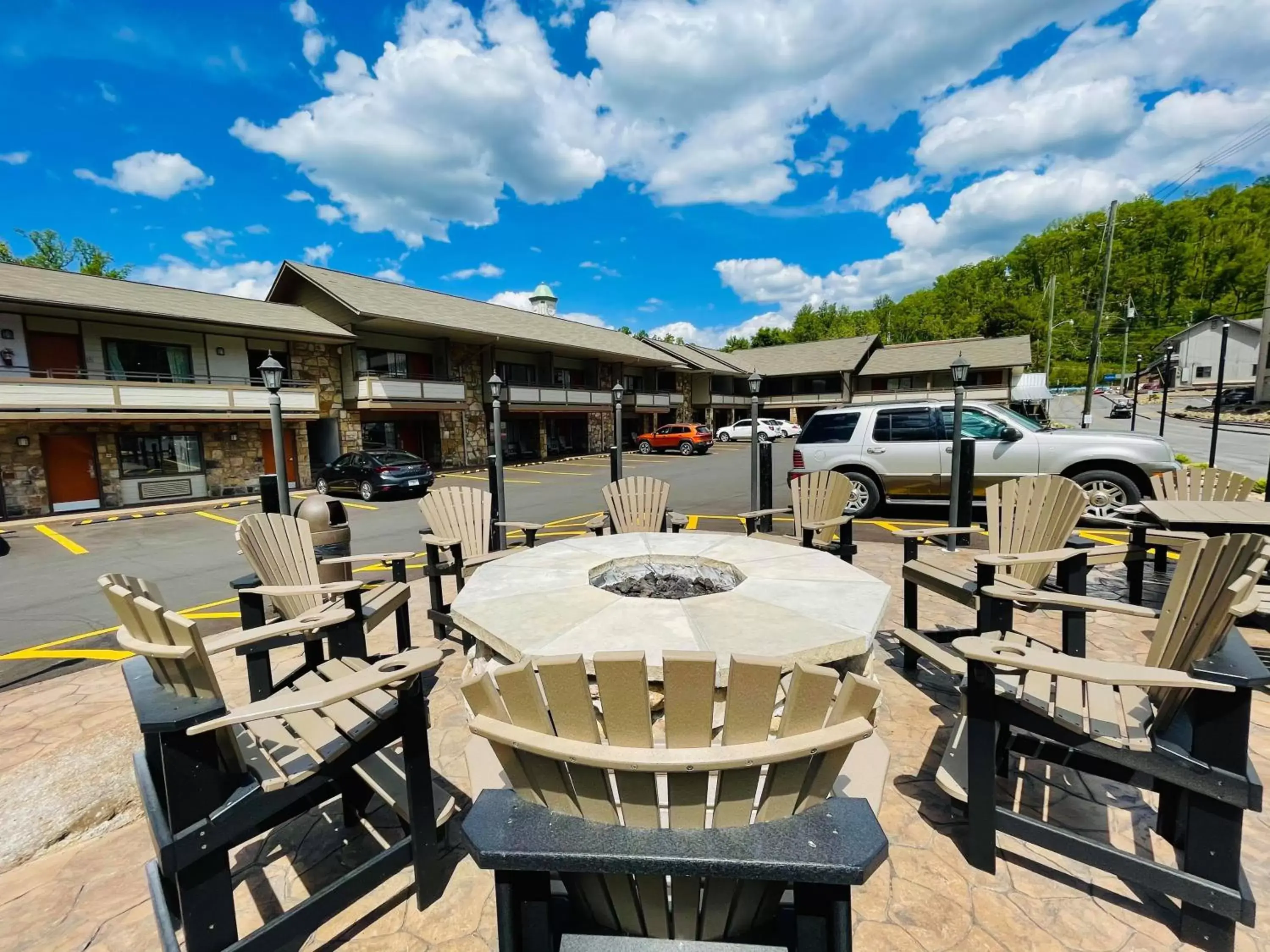 Property building in Howard Johnson by Wyndham Downtown Gatlinburg Property building in Howard Johnson by Wyndham Downtown Gatlinburg