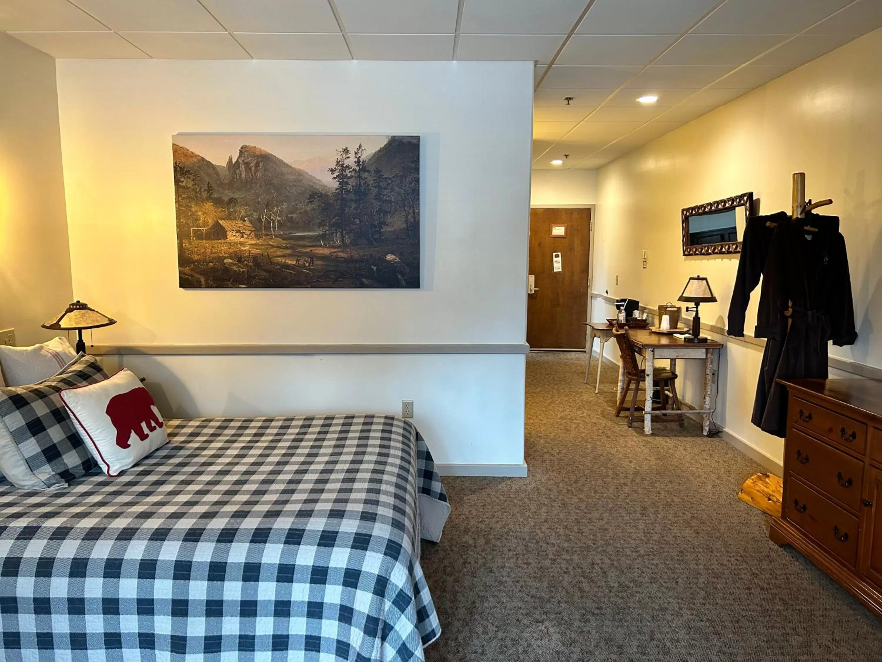 Photo of the whole room, Bed in The Common Man Inn, Spa & Lodge