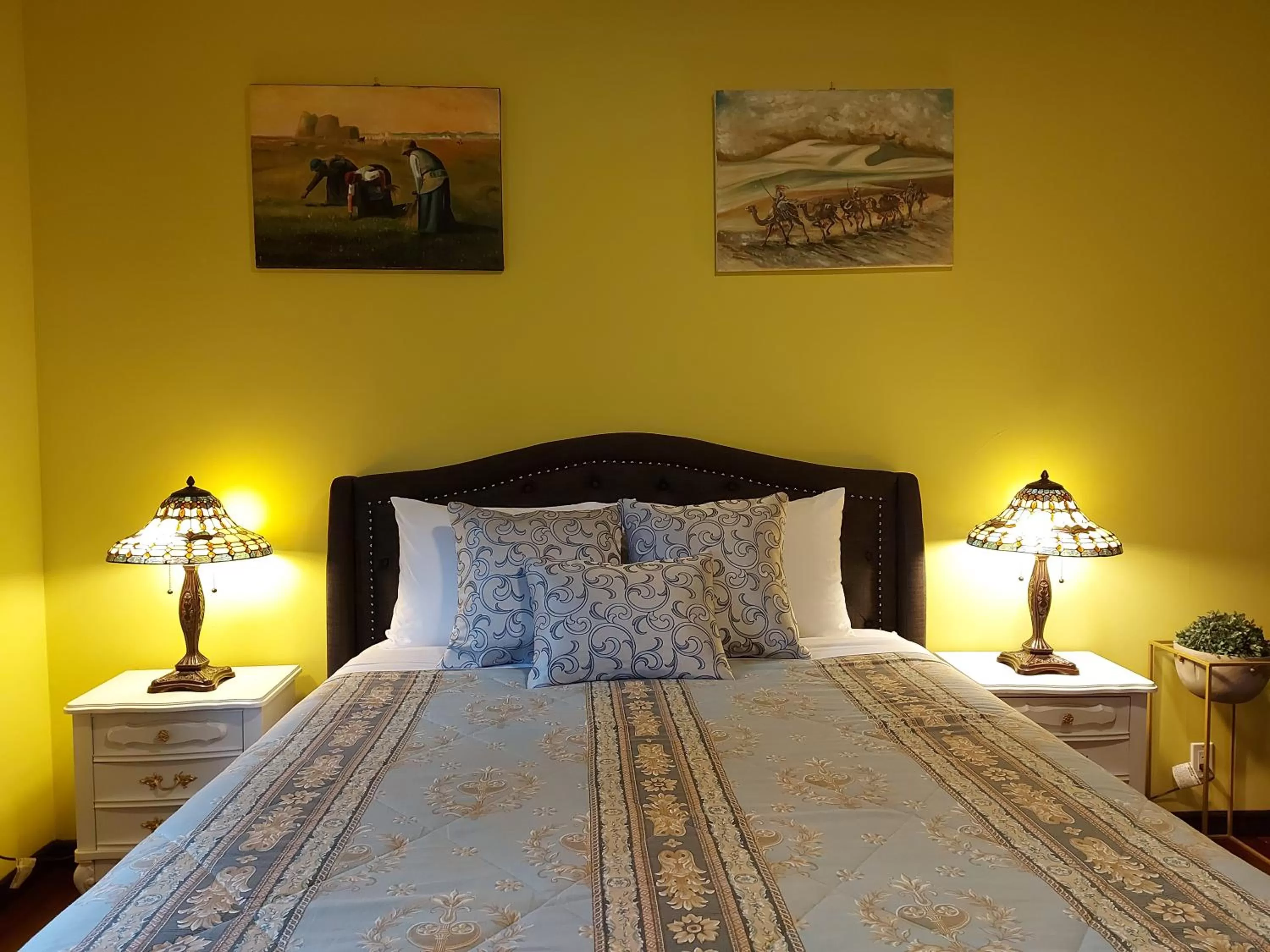 Bedroom, Bed in Summer Express Kelowna B&B - Villa Bellissimo Fran-Talia