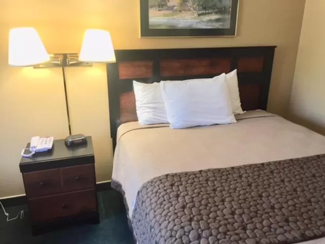 Bed in Governors Inn a Travelodge by Wyndham