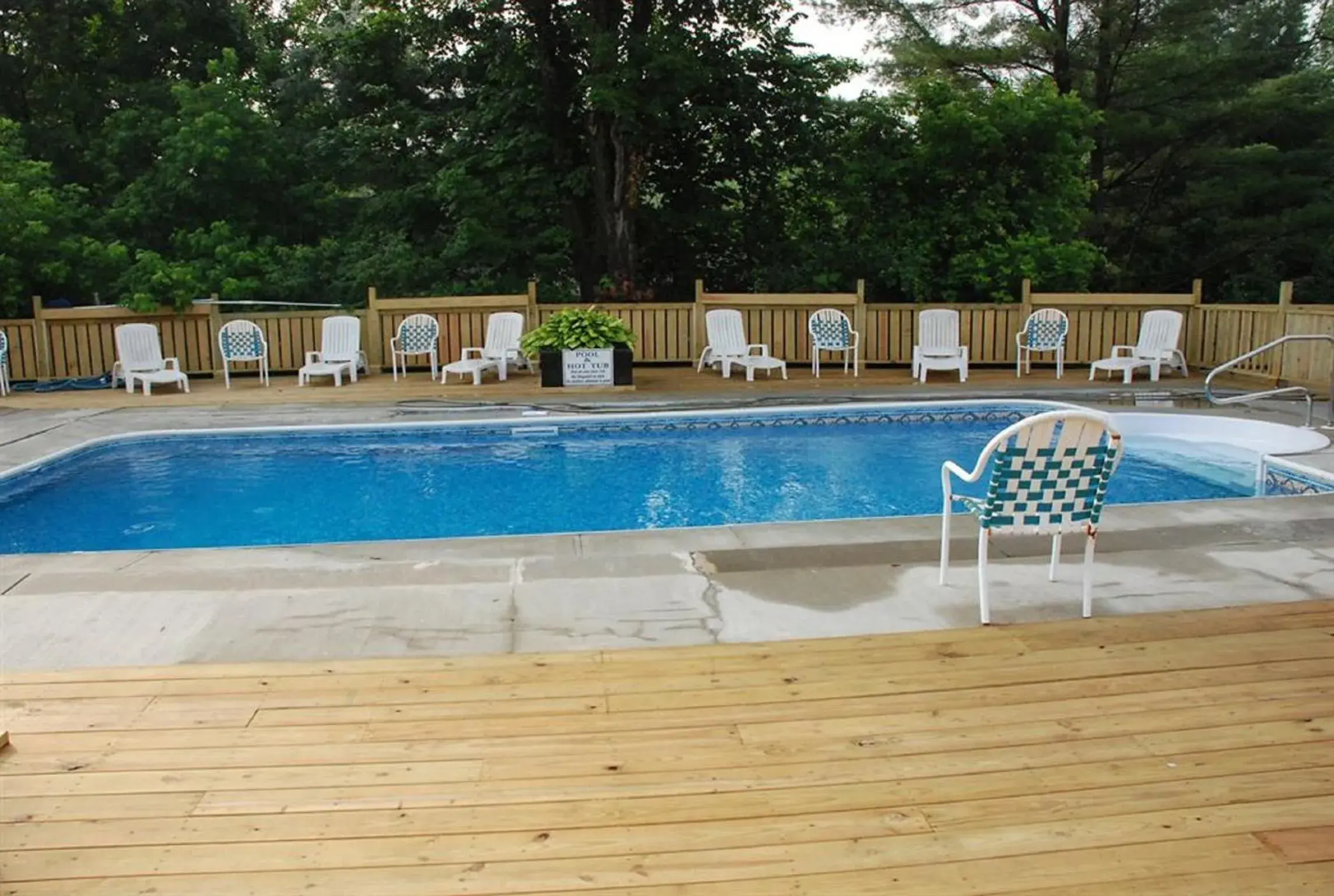 Swimming Pool in Hollow Inn and Motel