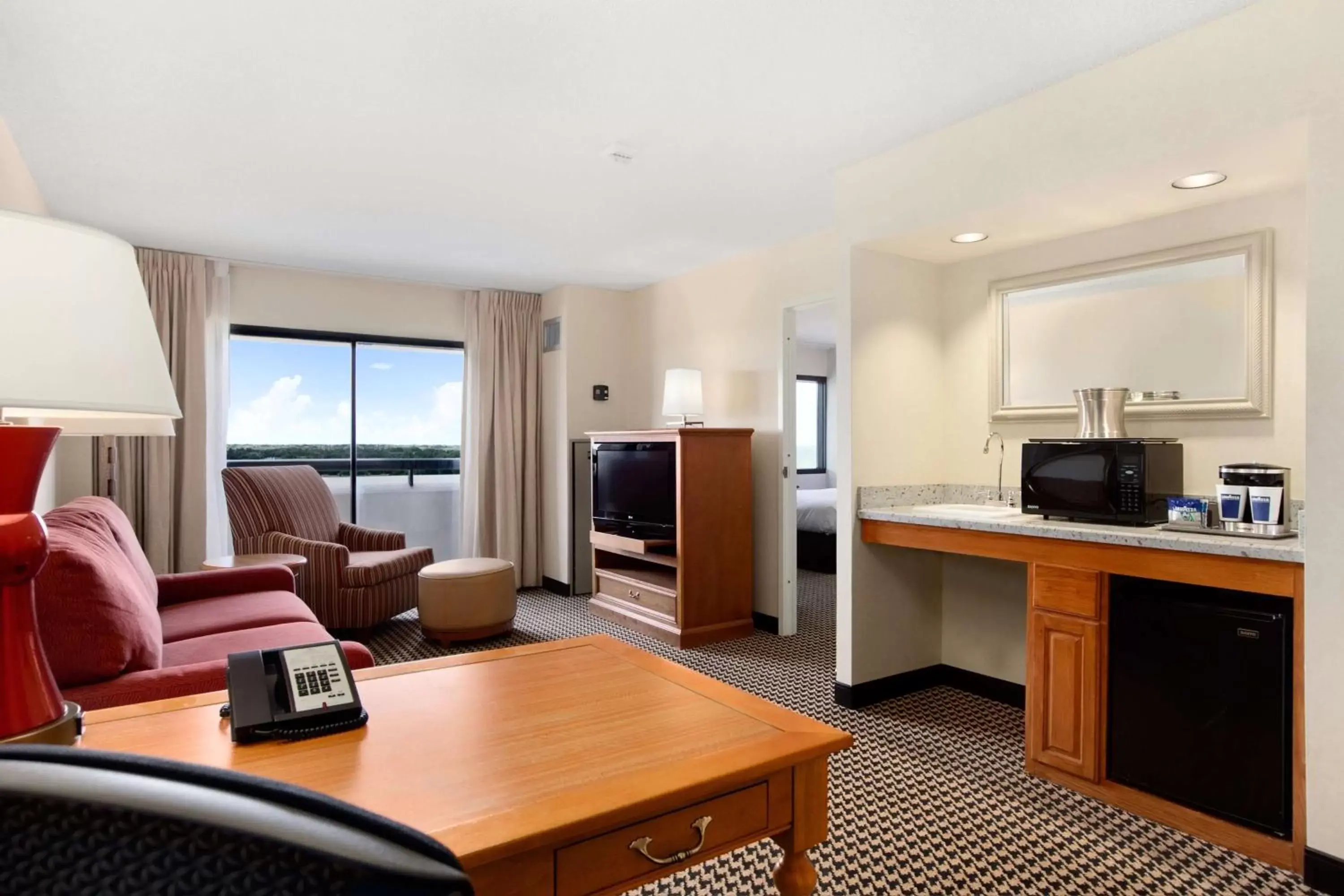 Living room, Seating Area in Hilton Suites Chicago/Oakbrook Terrace