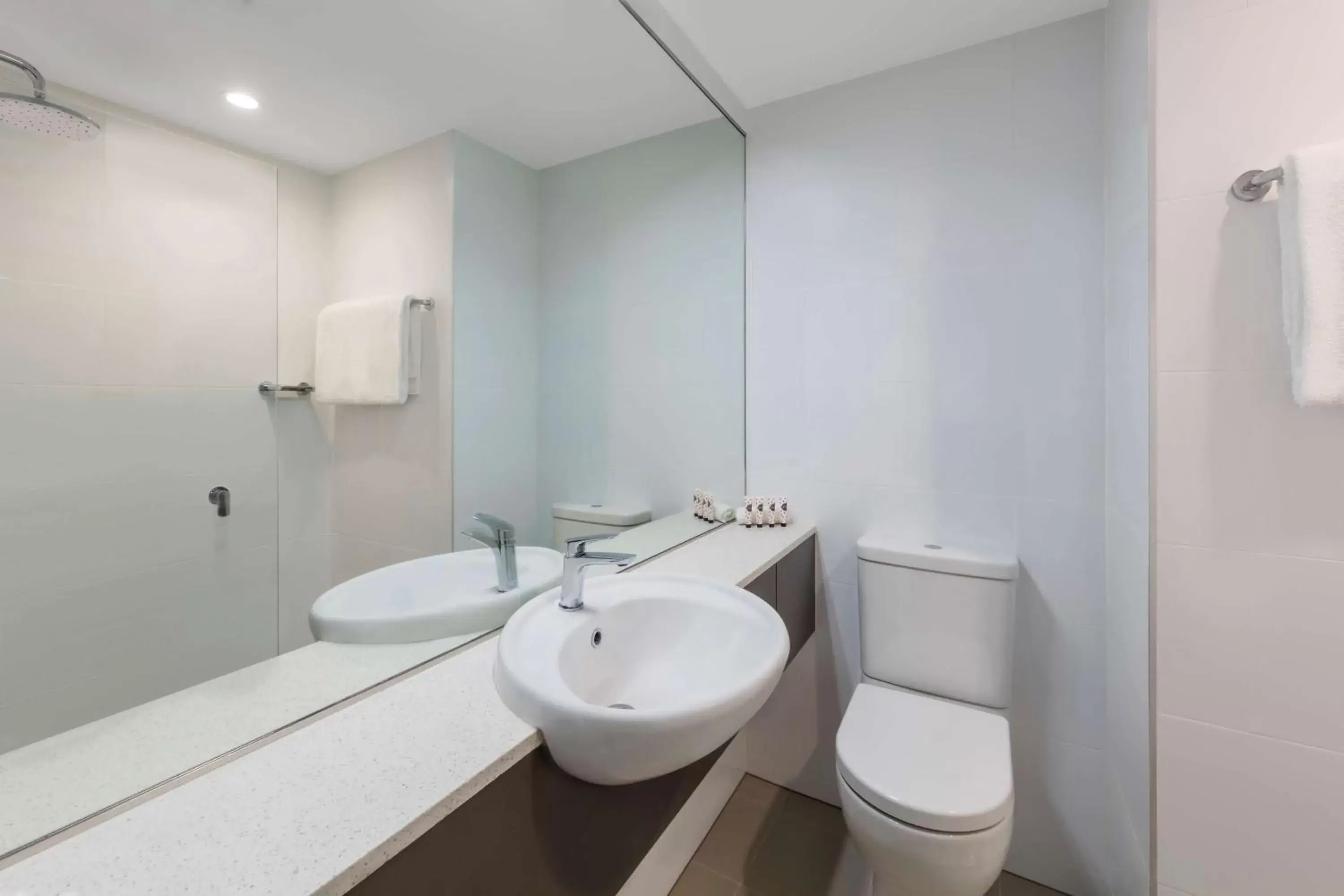 Bathroom in Travelodge Hotel Sydney Airport