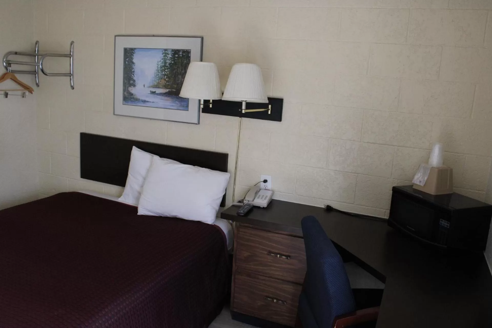 Photo of the whole room, Bed in Aero Inn