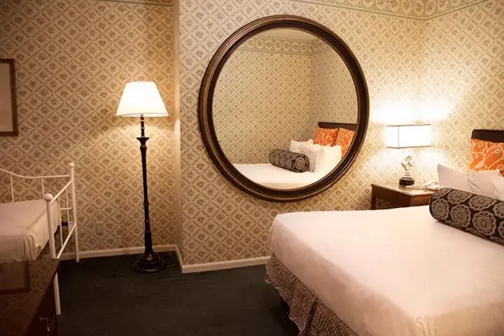 Bed, Bathroom in Marina Inn