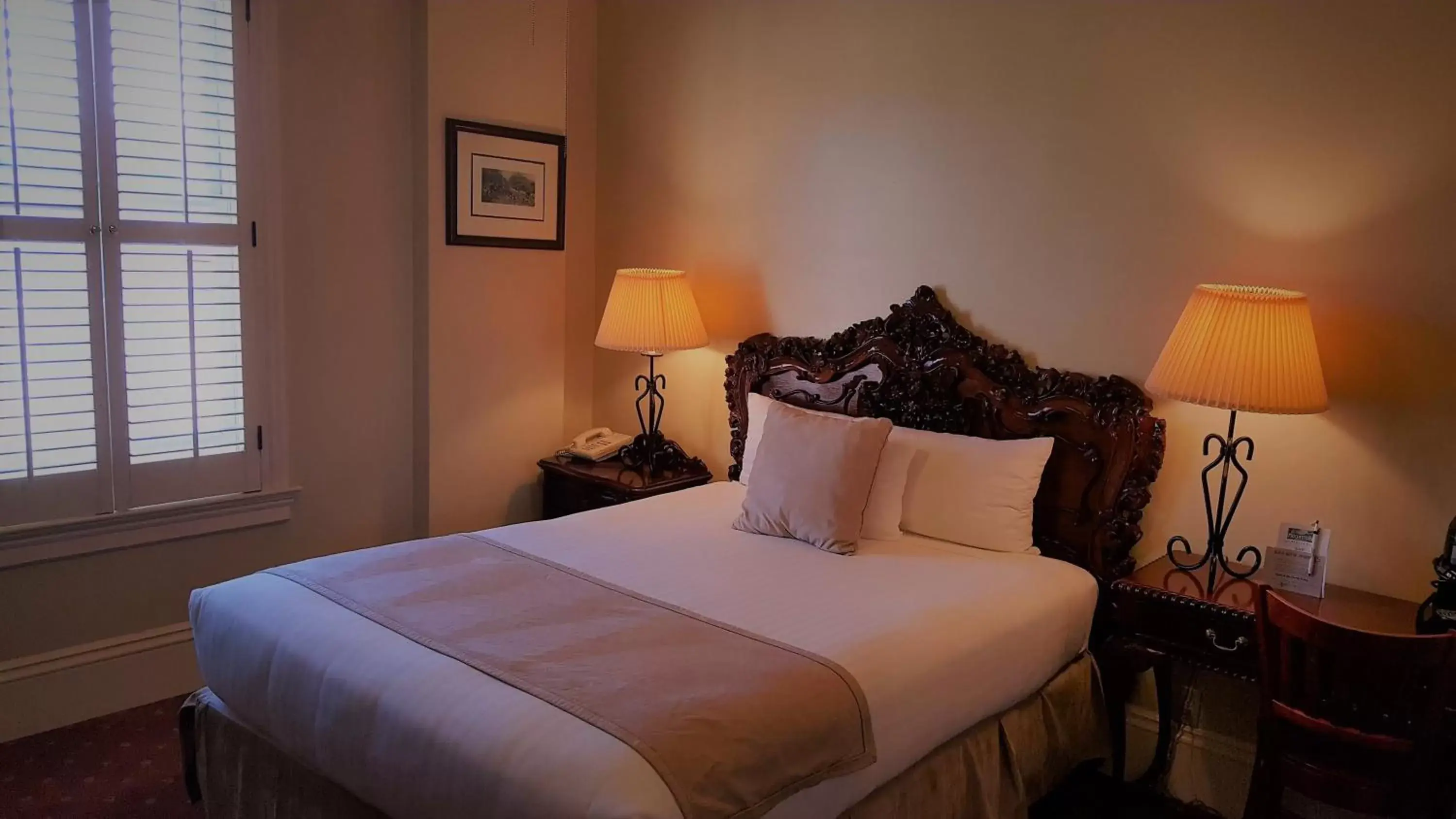 Spring, Bed in The Monterey Hotel Spring, Bed in The Monterey Hotel