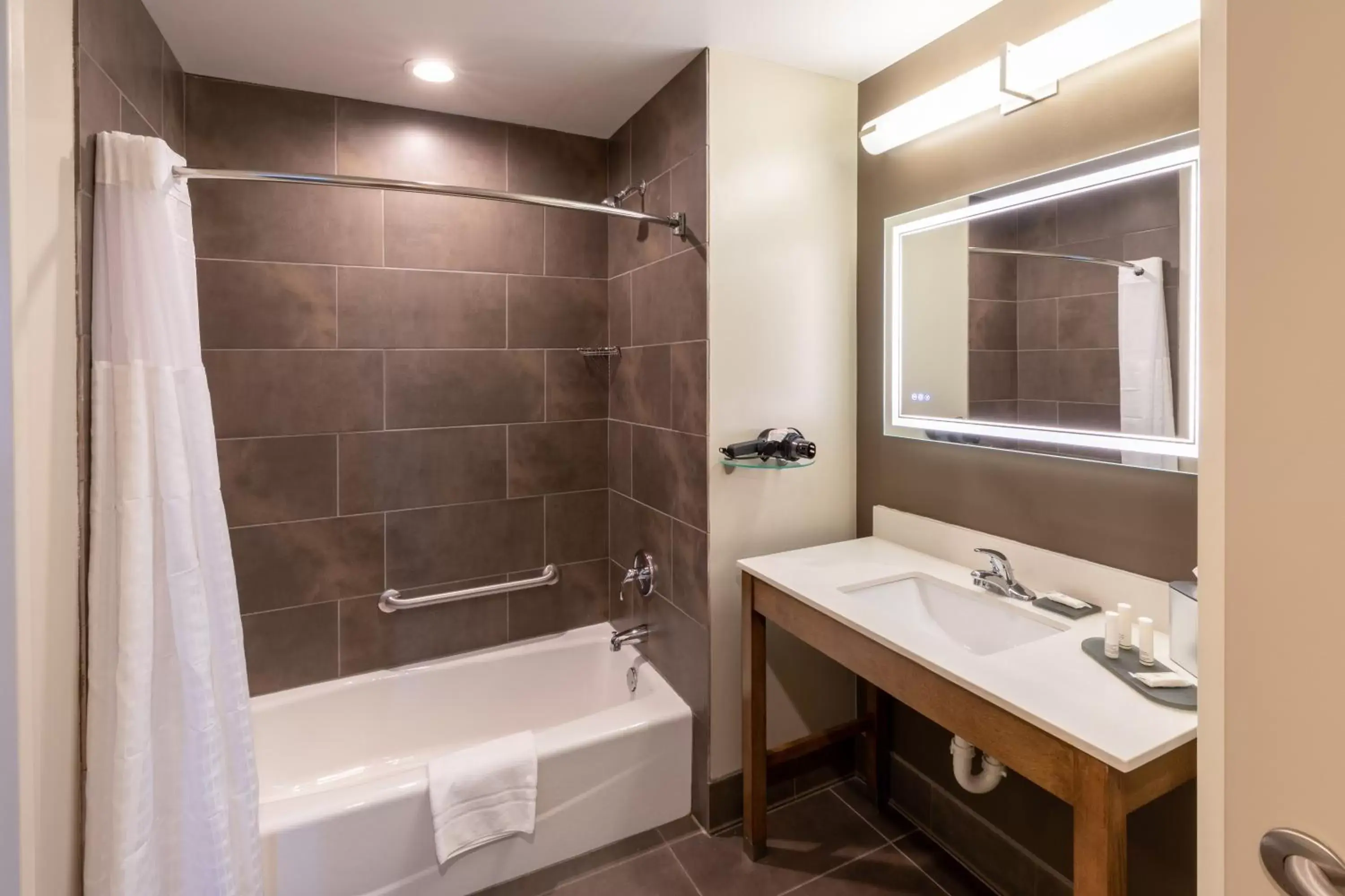 Bathroom in La Quinta Inn & Suites by Wyndham Tulsa Downtown - Route 66