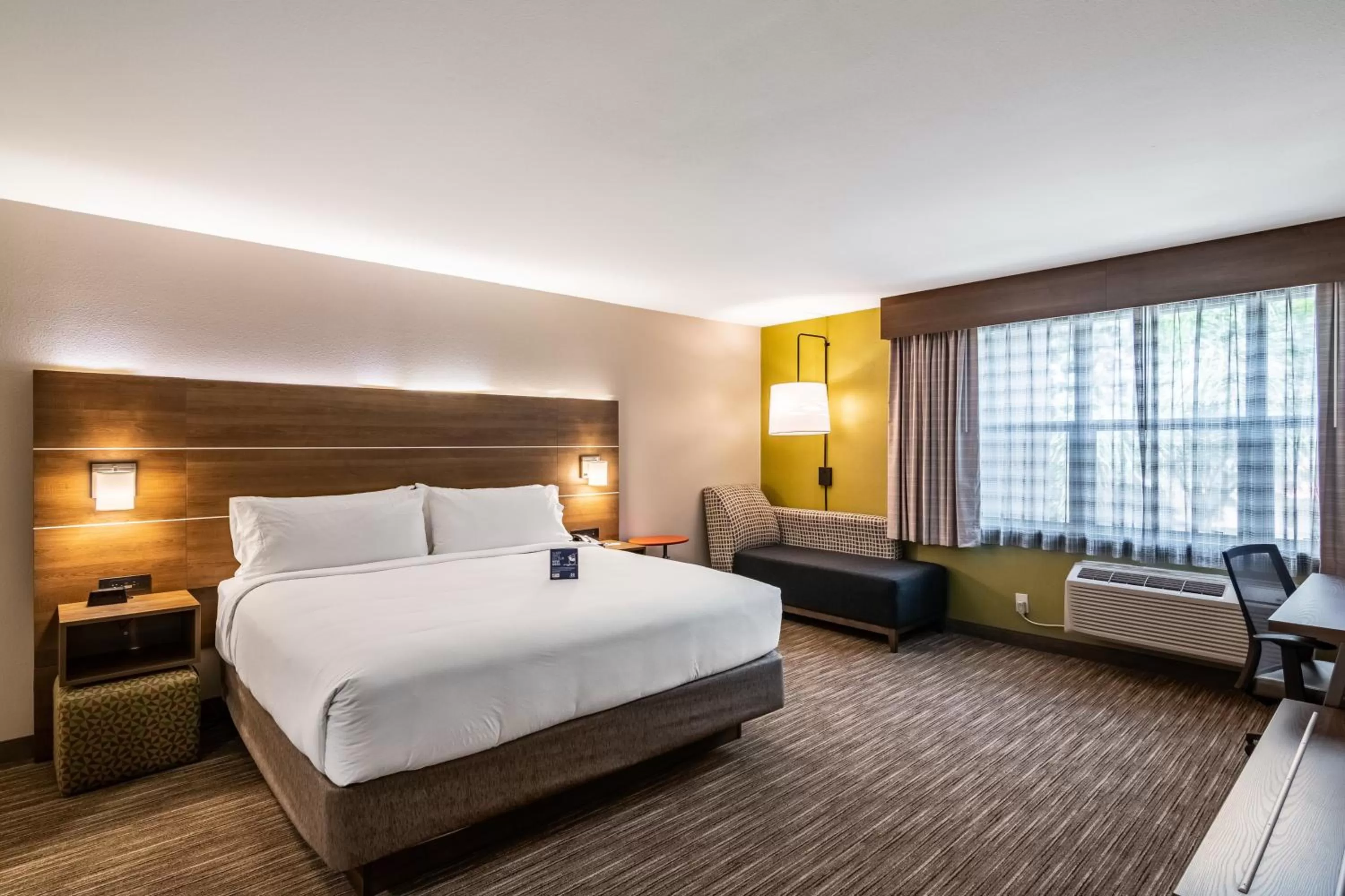 Photo of the whole room, Bed in Holiday Inn Express & Suites Camarillo by IHG