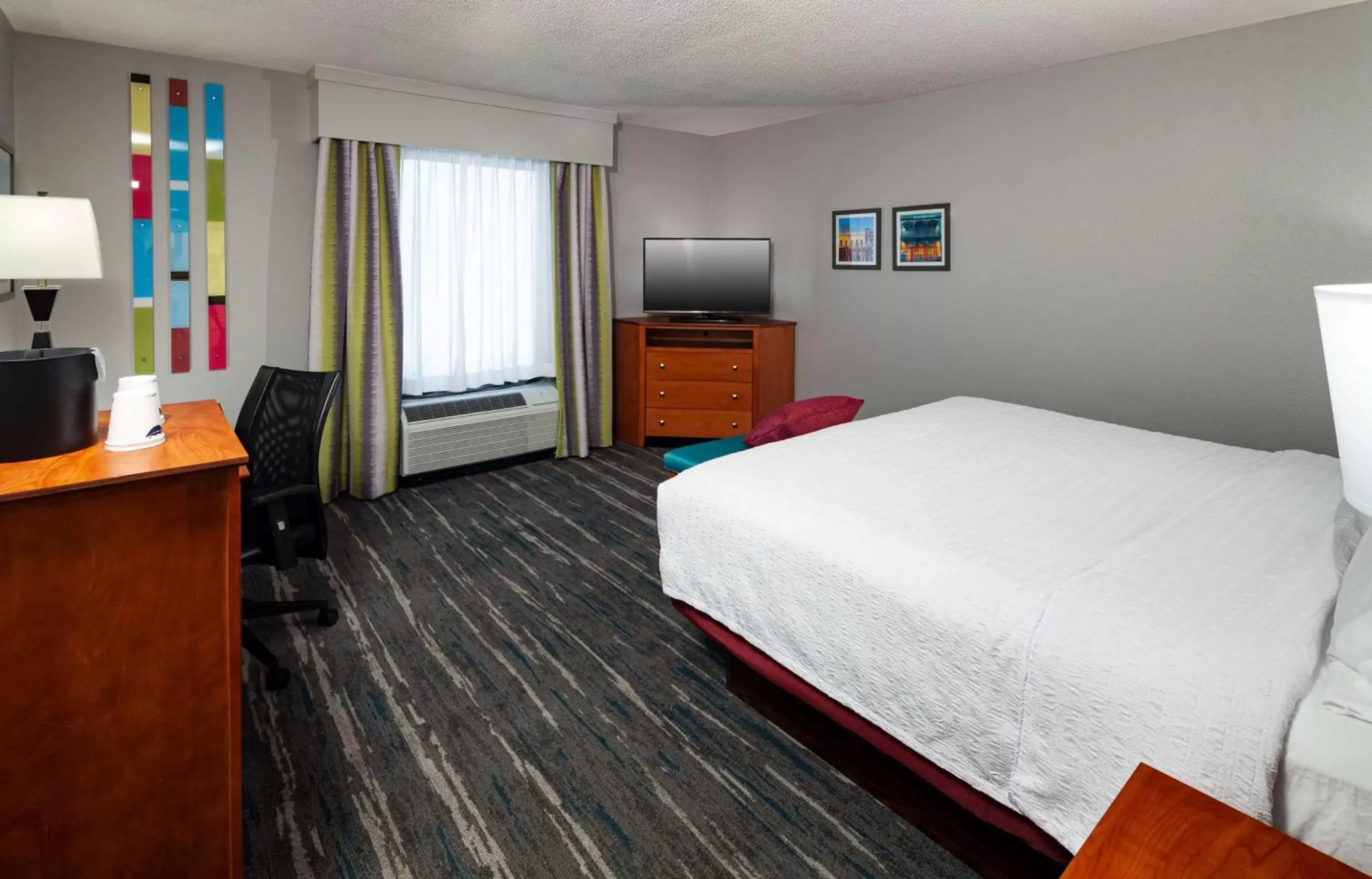 Bed in Hampton Inn & Suites Mobile I-65@ Airport Boulevard