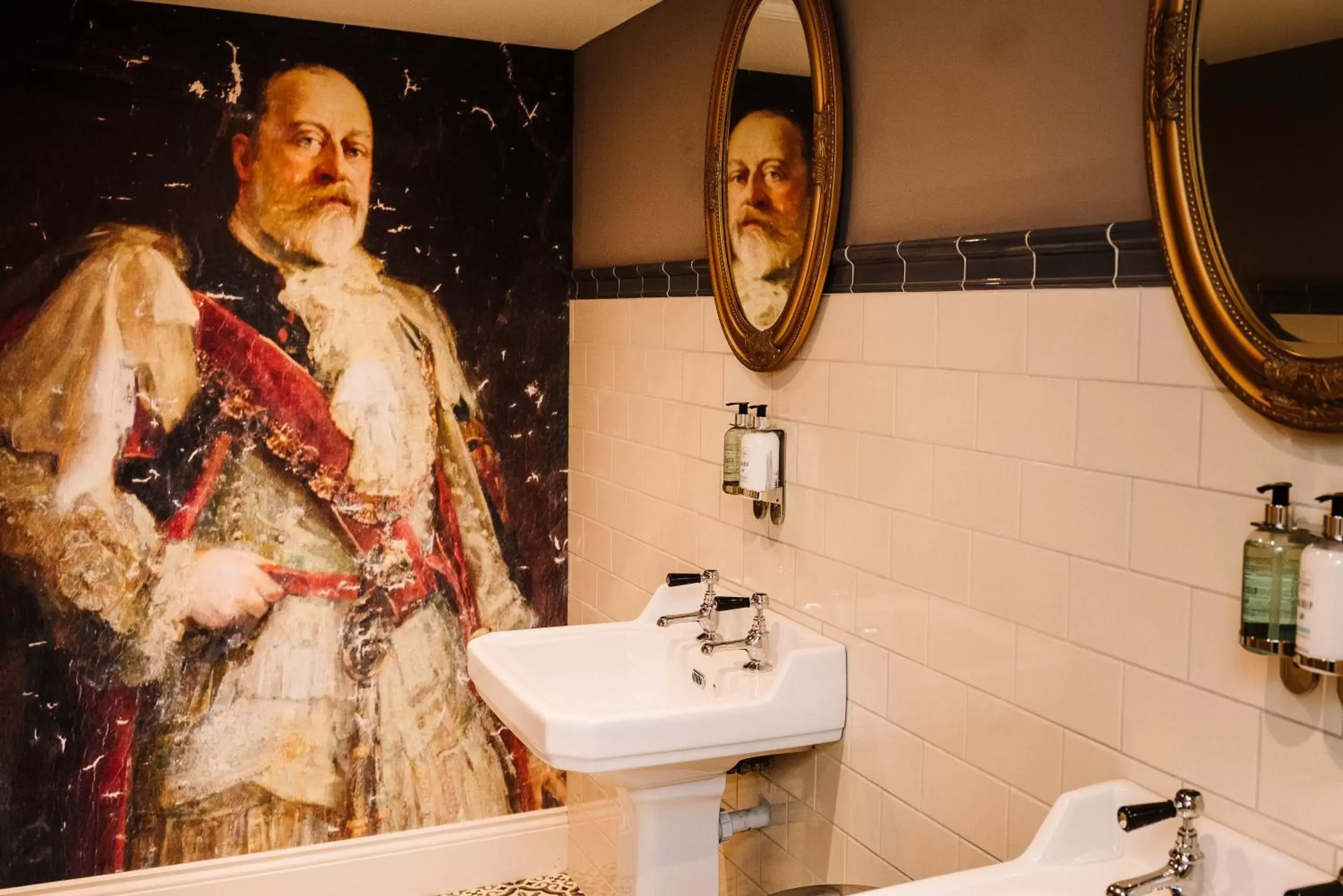 Bathroom in The Royal Kings Arms