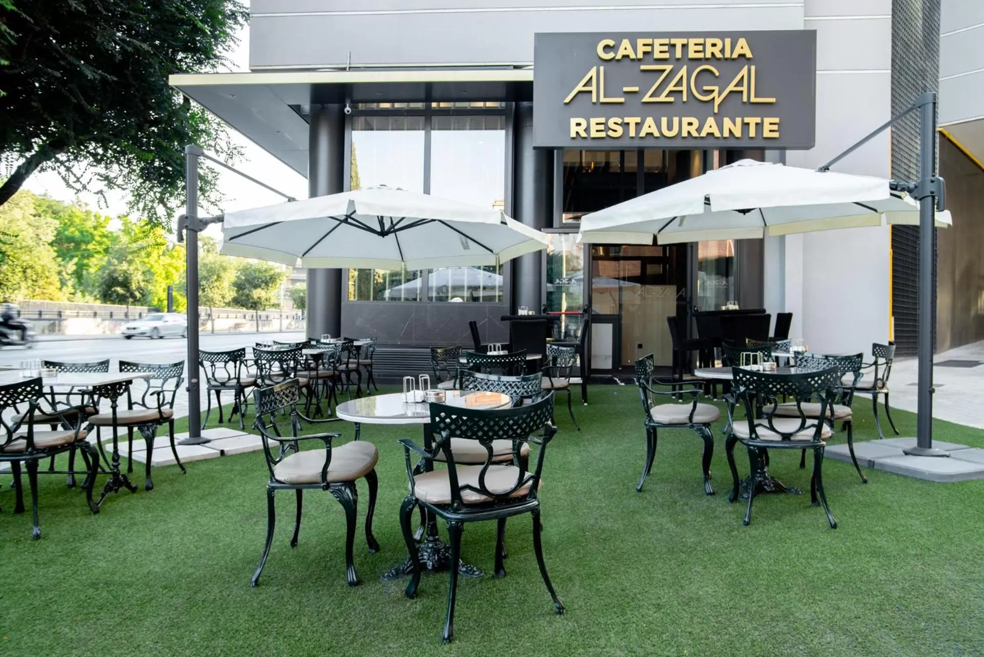 Restaurant/places to eat in Hotel Granada Center