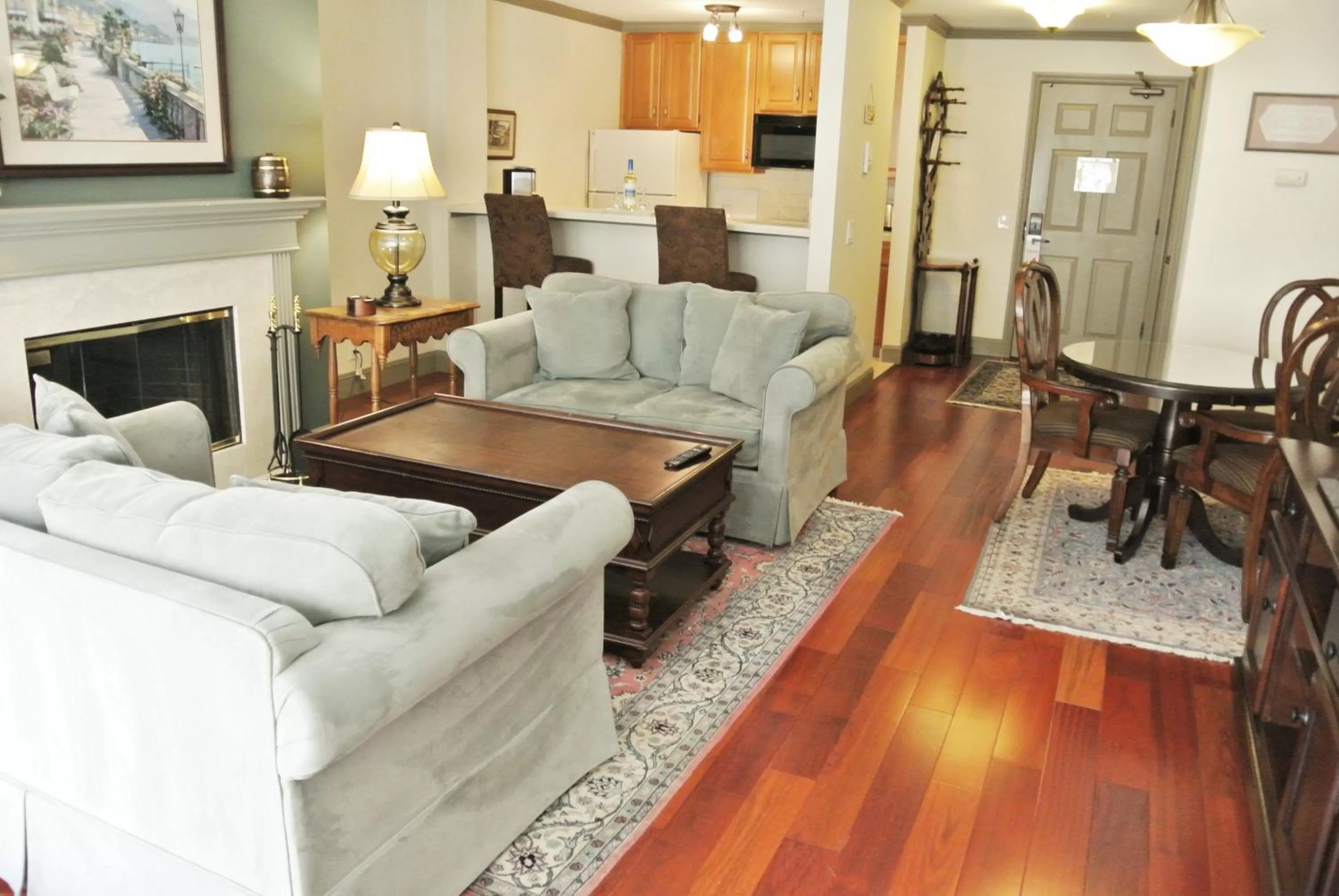 Living room in Cow Hollow Inn and Suites