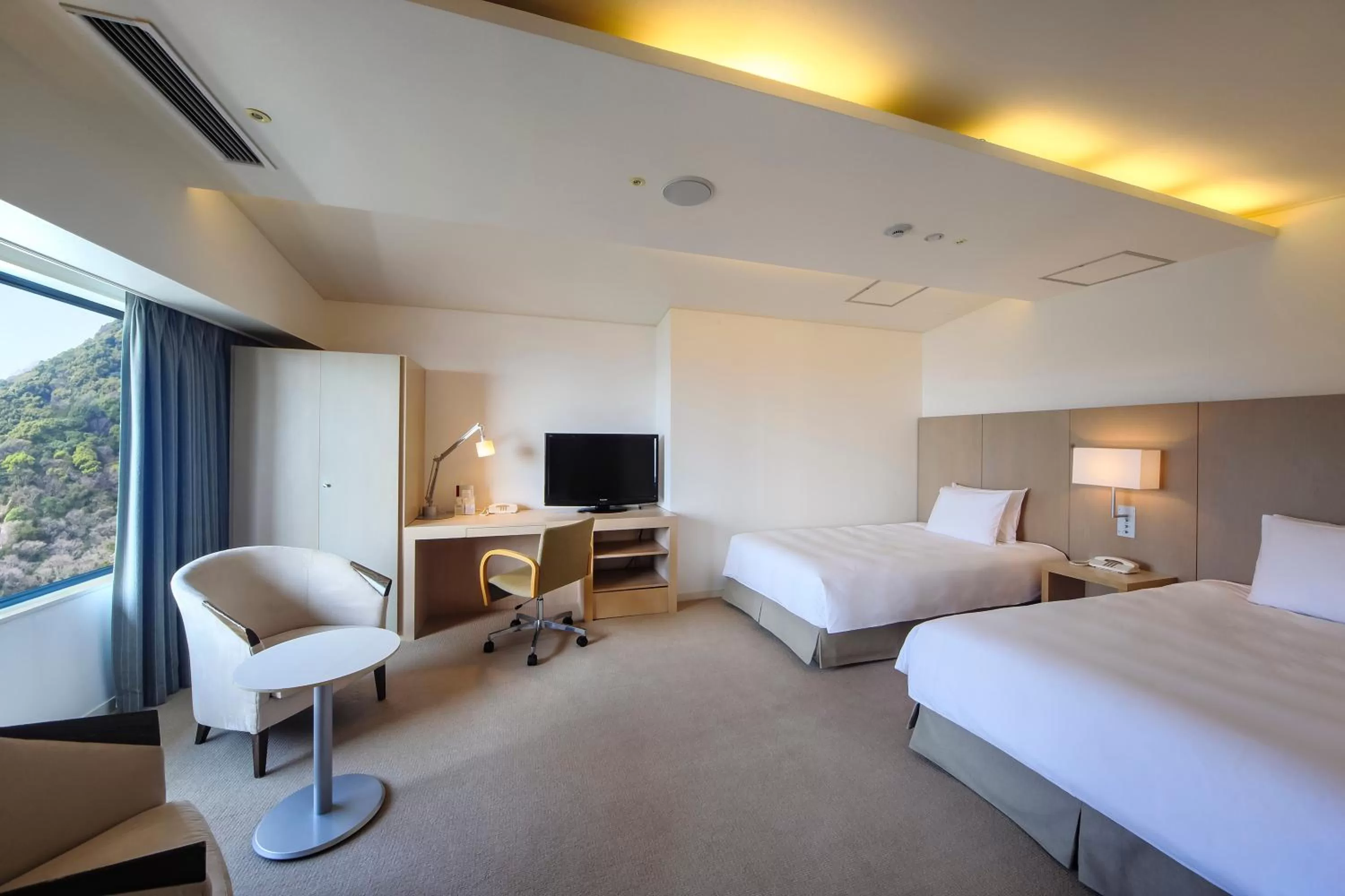 Photo of the whole room, Bed in ANA Crowne Plaza Kobe by IHG
