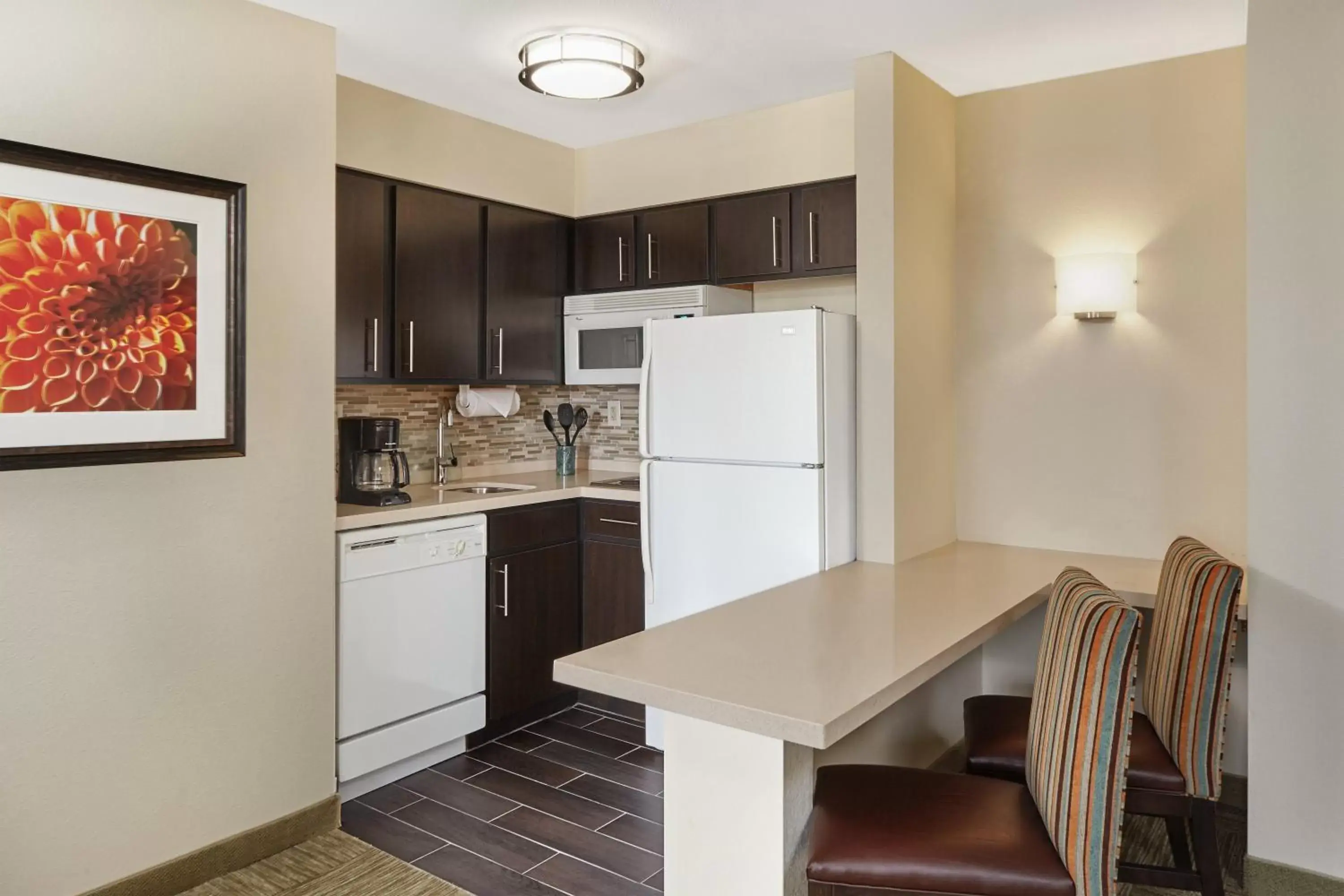 Photo of the whole room, Kitchen/Kitchenette in Staybridge Suites Glenview, an IHG Hotel