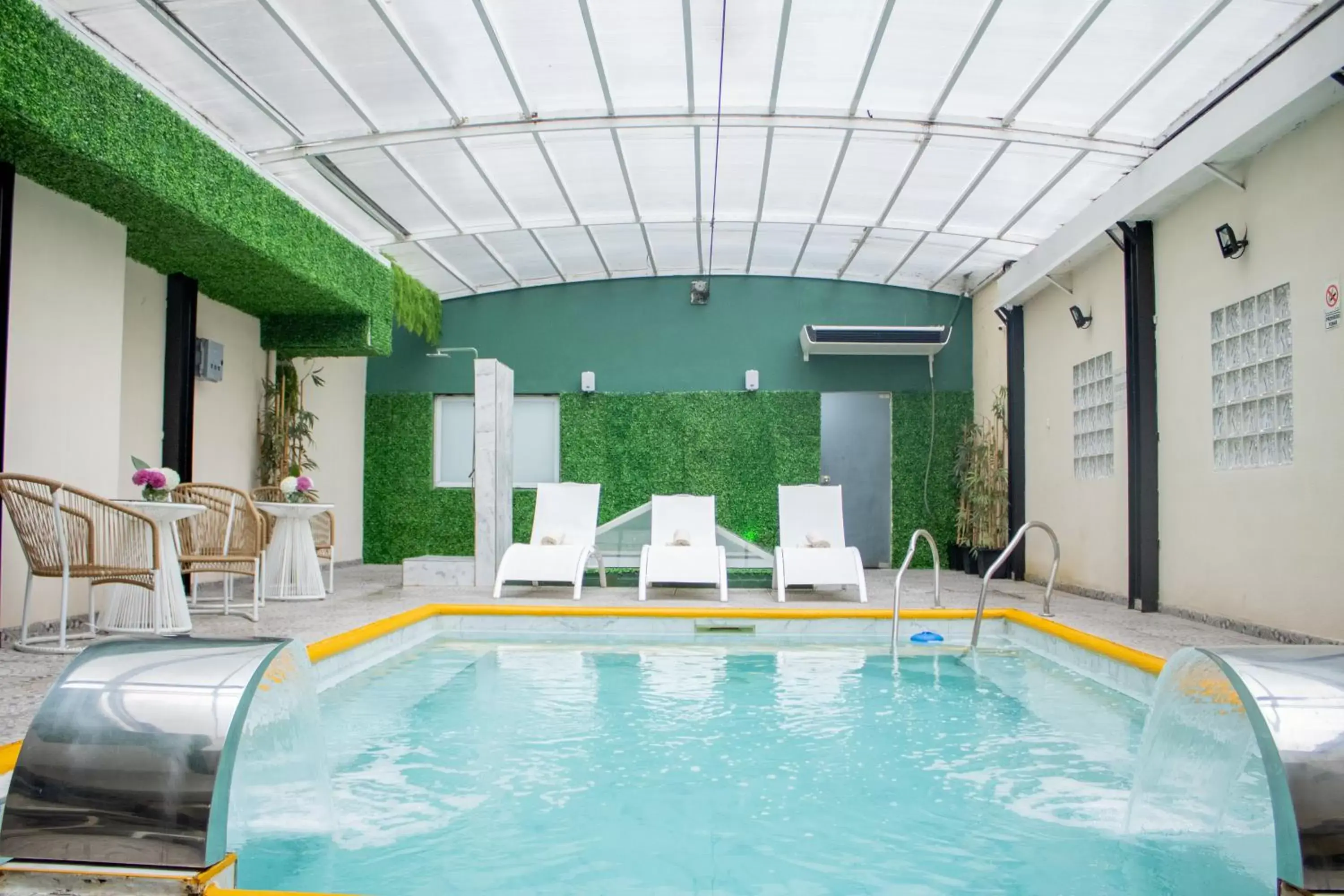 Hot Tub, Swimming Pool in Ker Recoleta Hotel