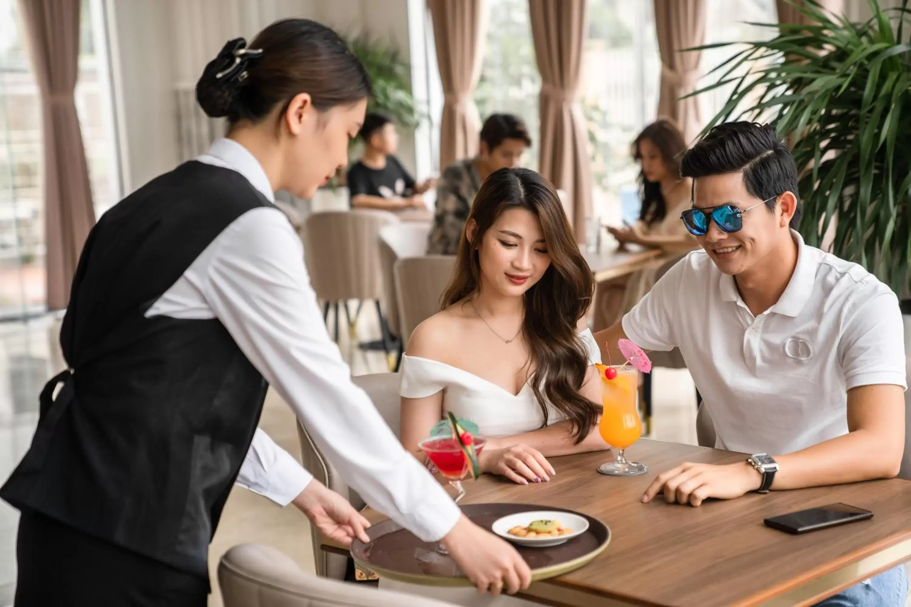 Lounge or bar in Paddington Hotel Halong Bayview Lounge or bar in Paddington Hotel Halong Bayview