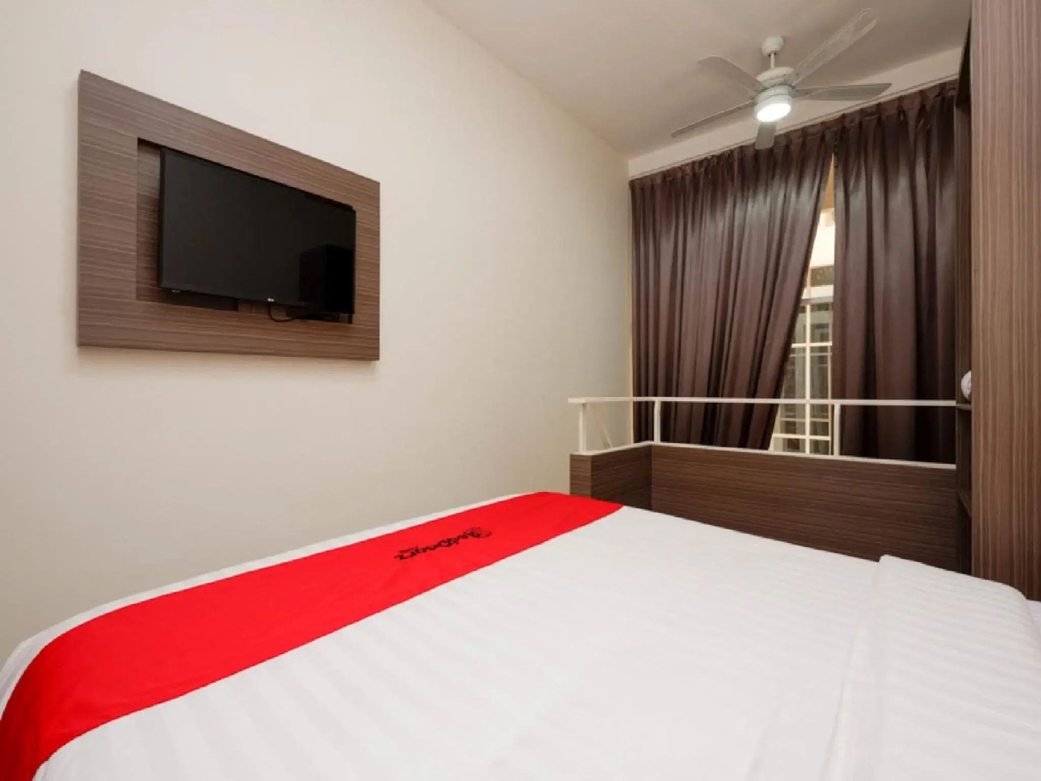 Bedroom, Bed in RedDoorz Plus near Paragon Mall Semarang