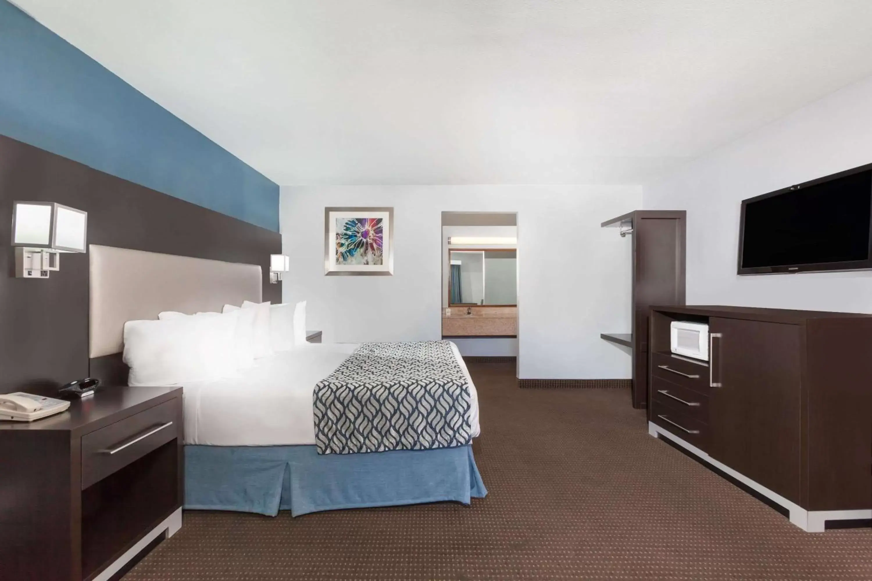 Photo of the whole room, Bed in Days Inn by Wyndham Austin/University/Downtown