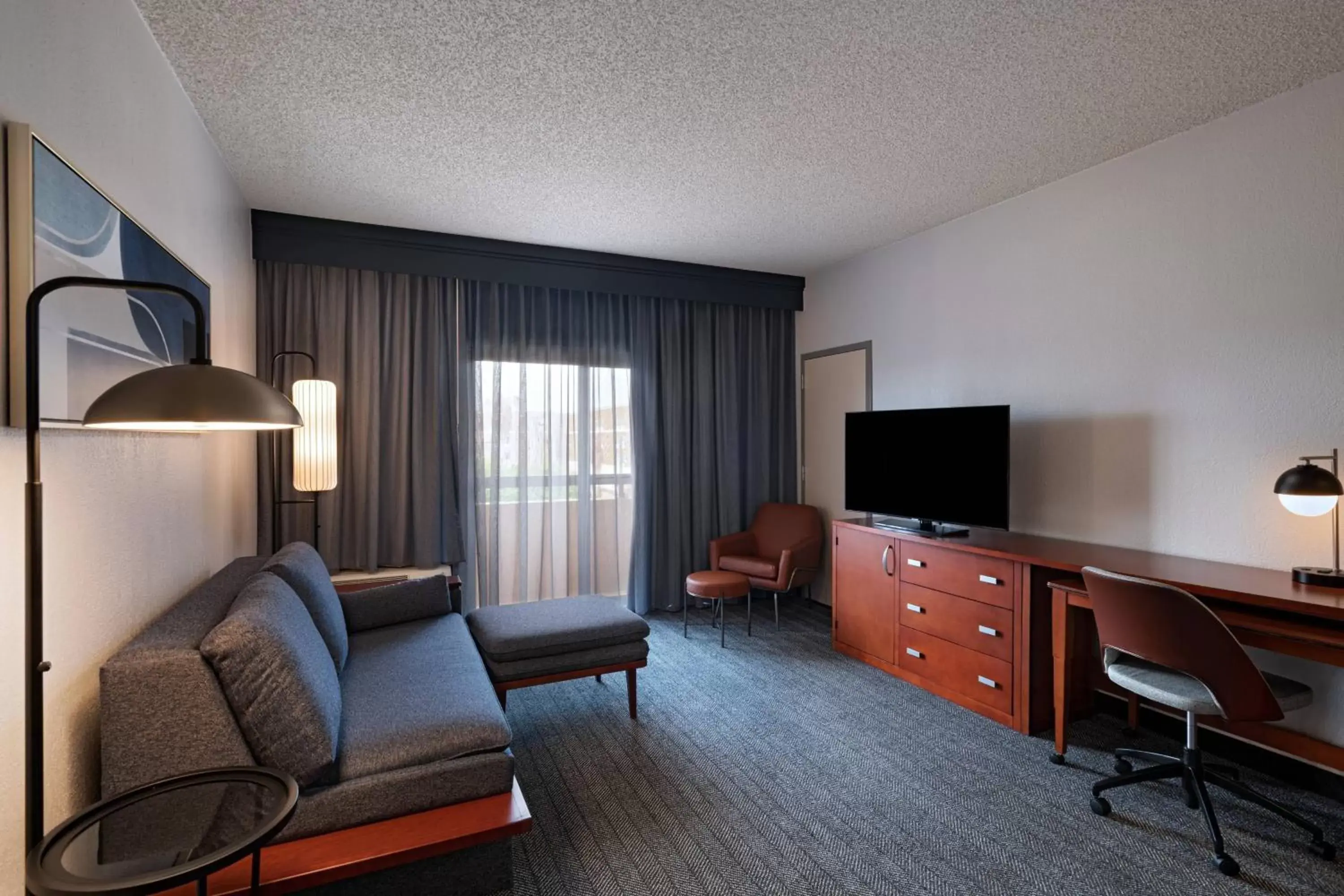 Living room, TV/Entertainment Center in Courtyard by Marriott San Antonio Airport