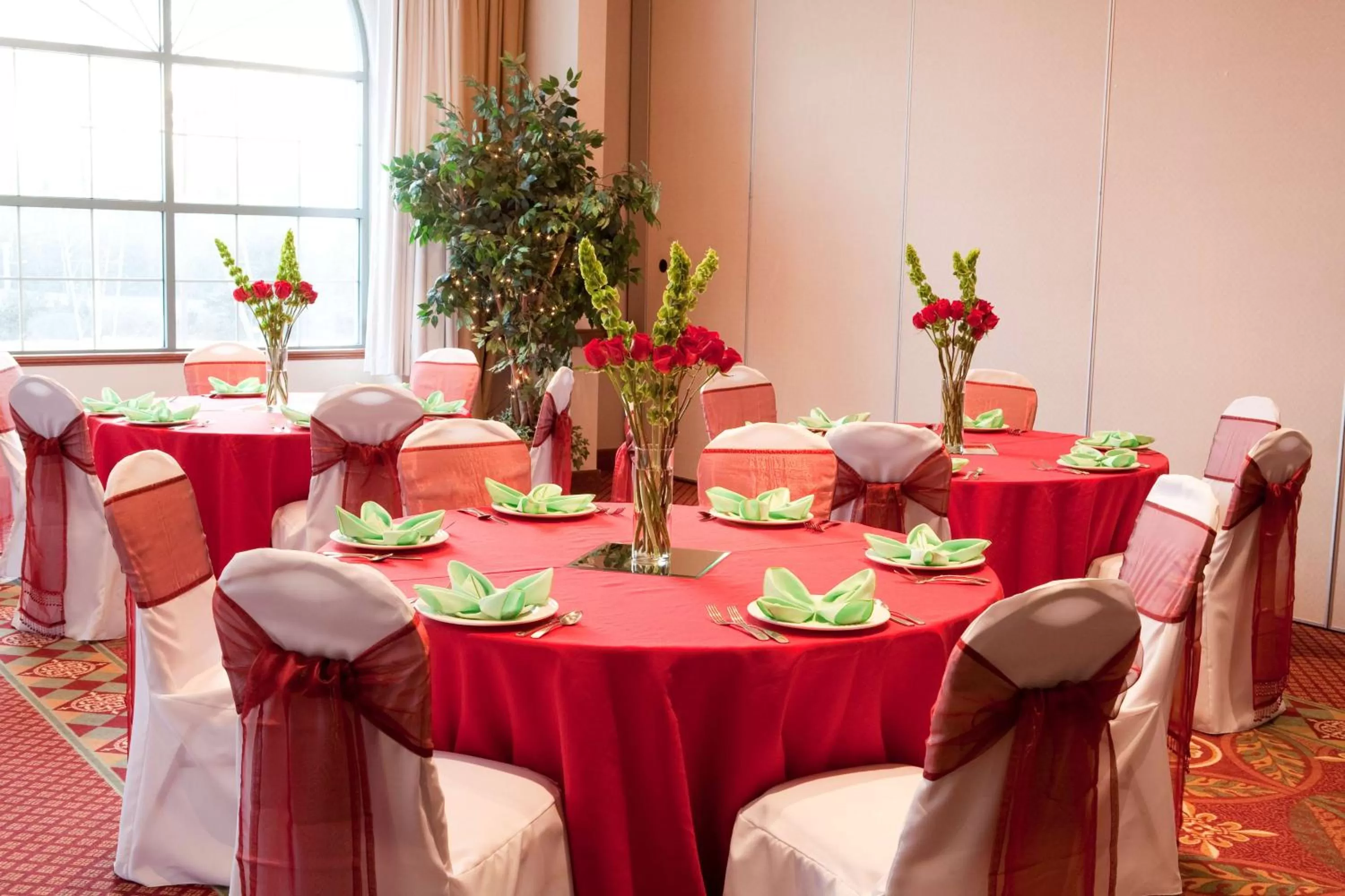 Lobby or reception in Holiday Inn Express Federal Way - Seattle South, an IHG Hotel