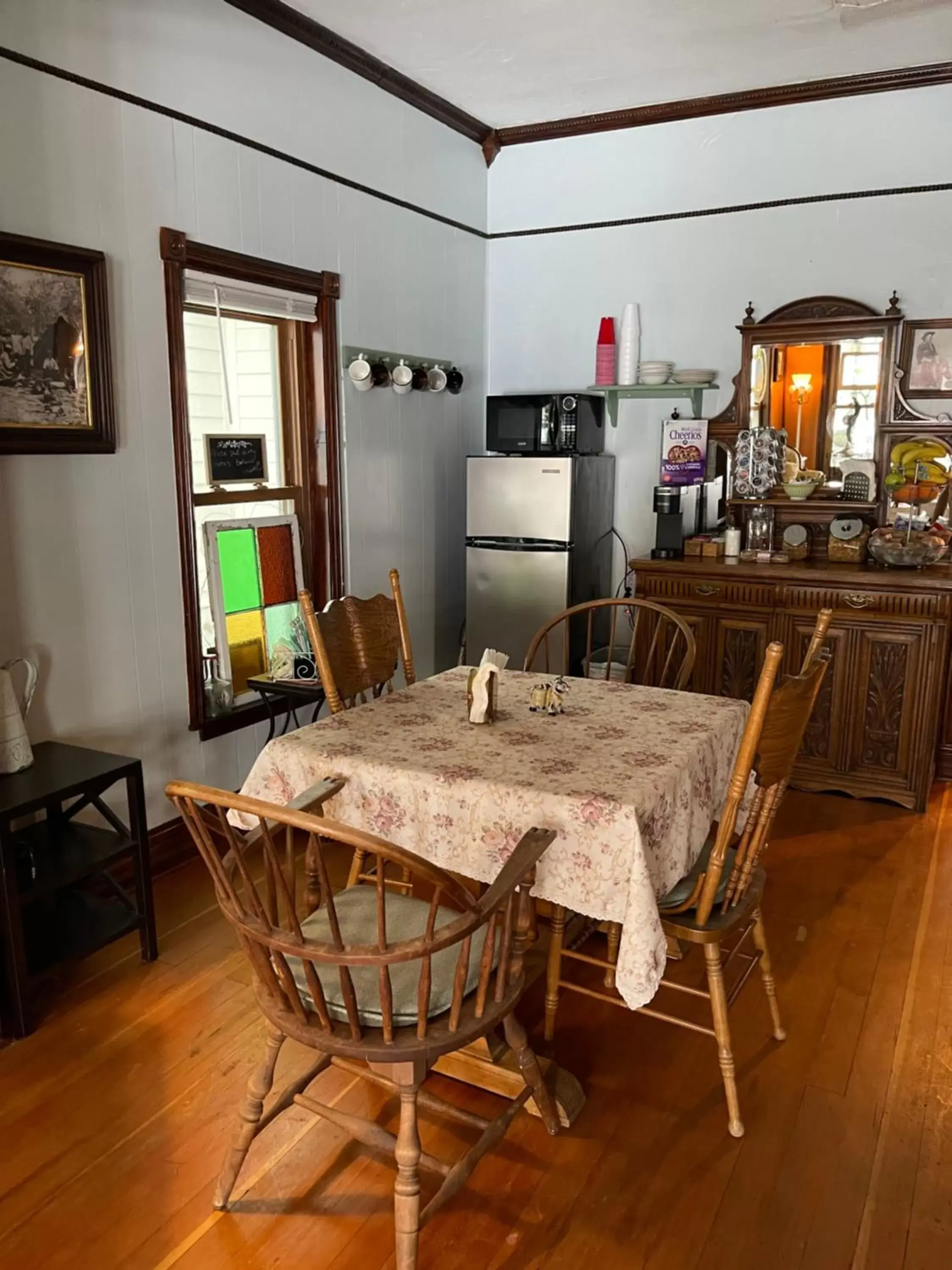 Dining Area in Downtown B&B with Jacuzzi