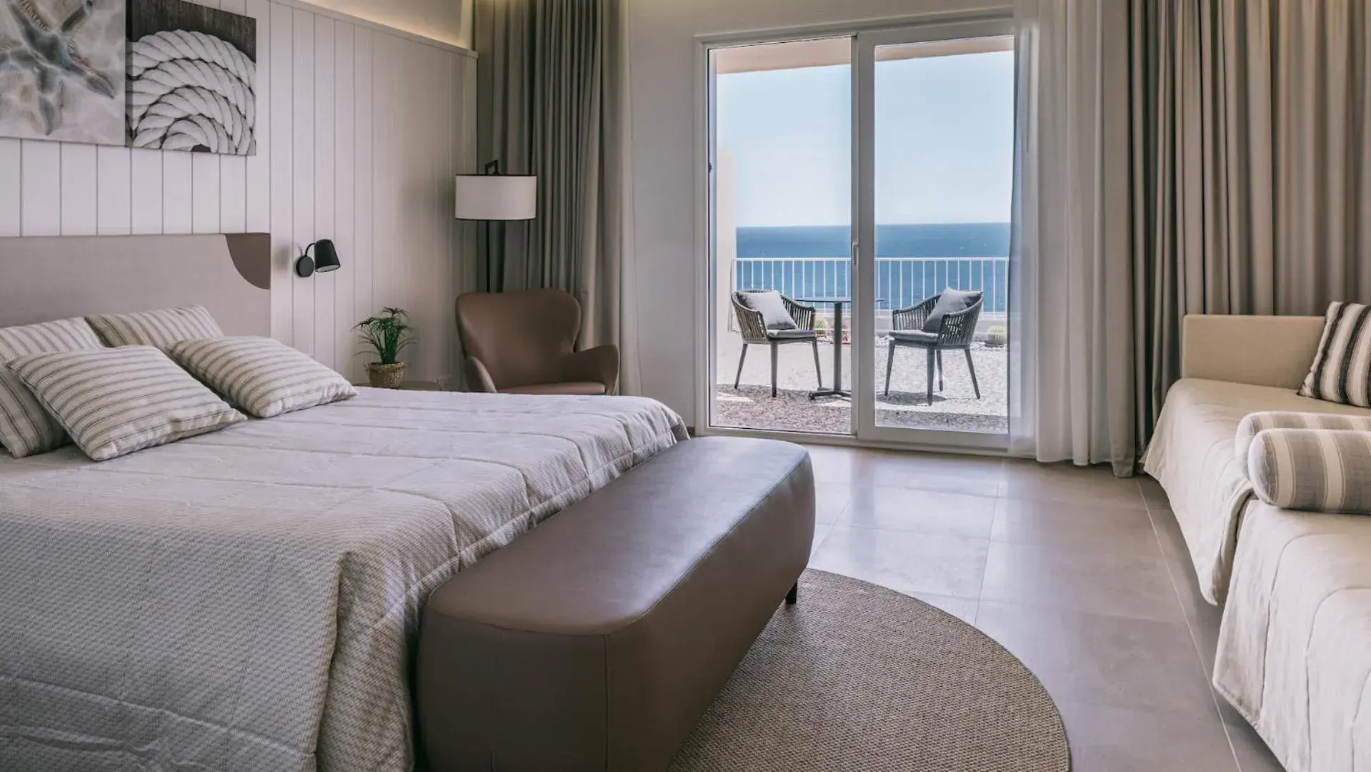 Photo of the whole room, Sea View in Club Torre Del Barone