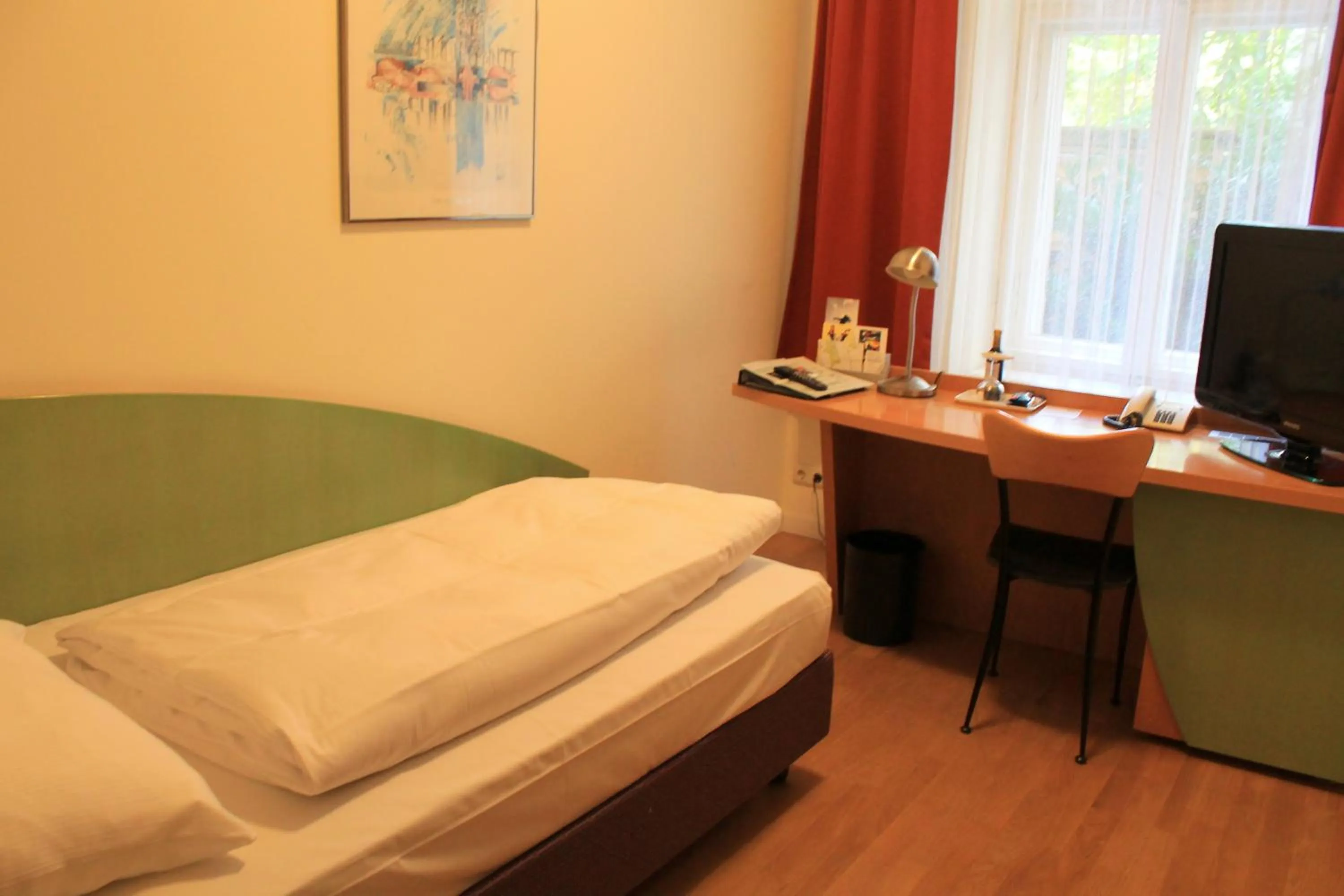 Photo of the whole room, Bed in Hotel Hansablick