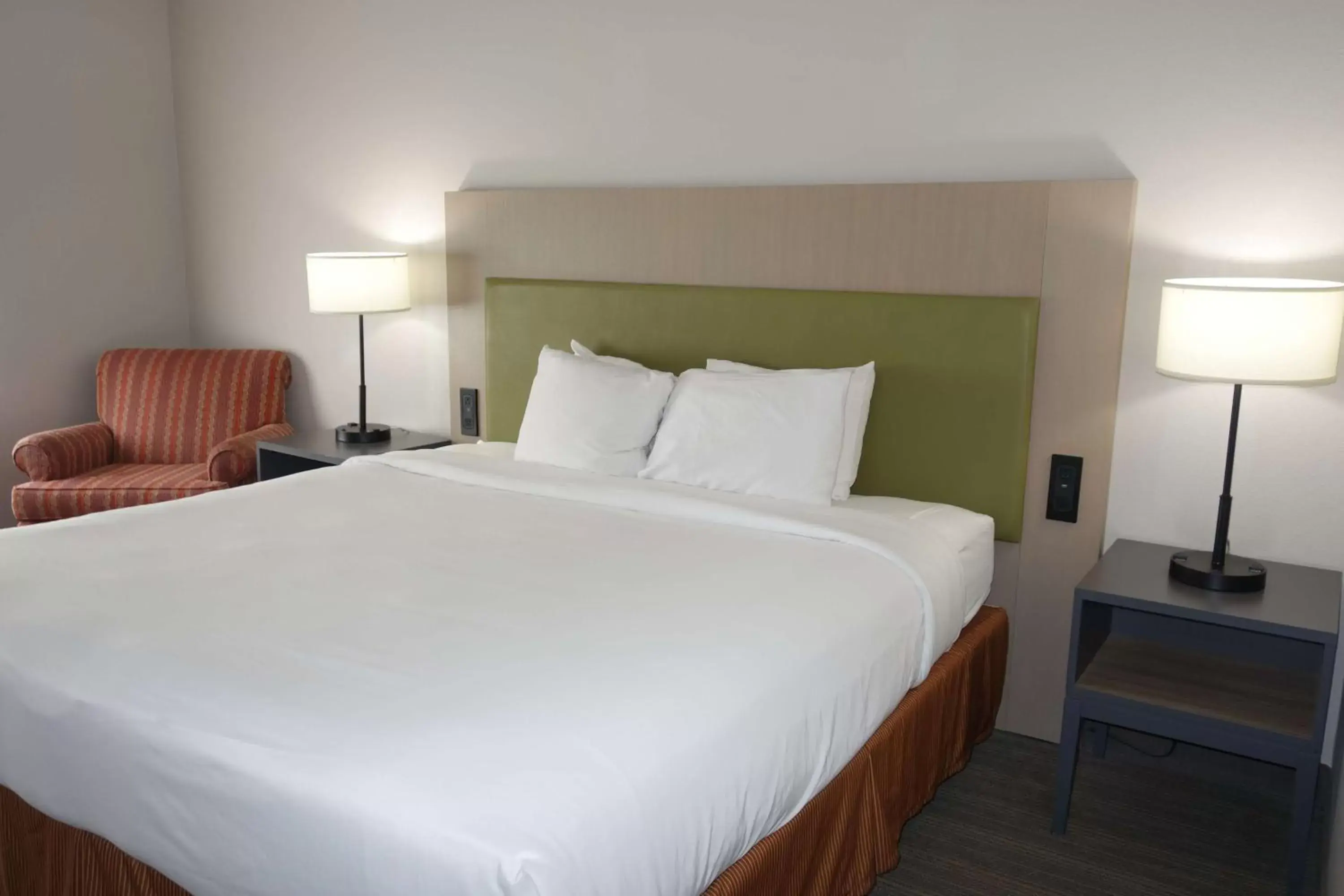 Bed in Country Inn & Suites by Radisson, Round Rock, TX