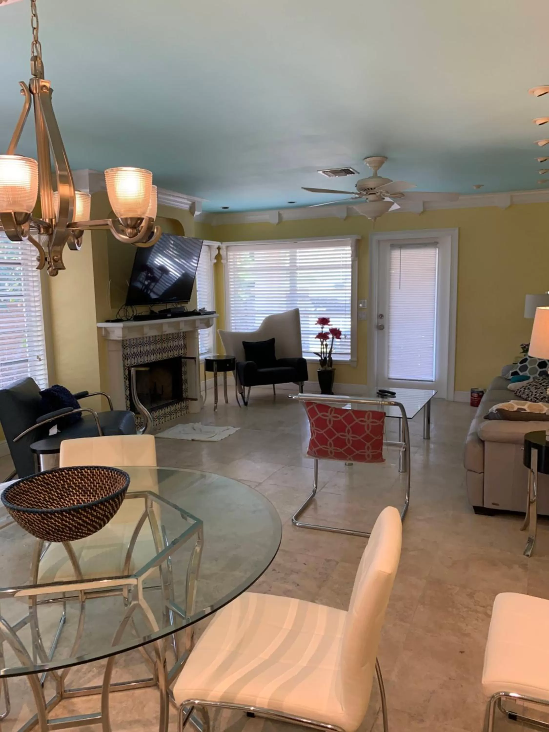 TV and multimedia in Manhattan Tower Apartment Hotel