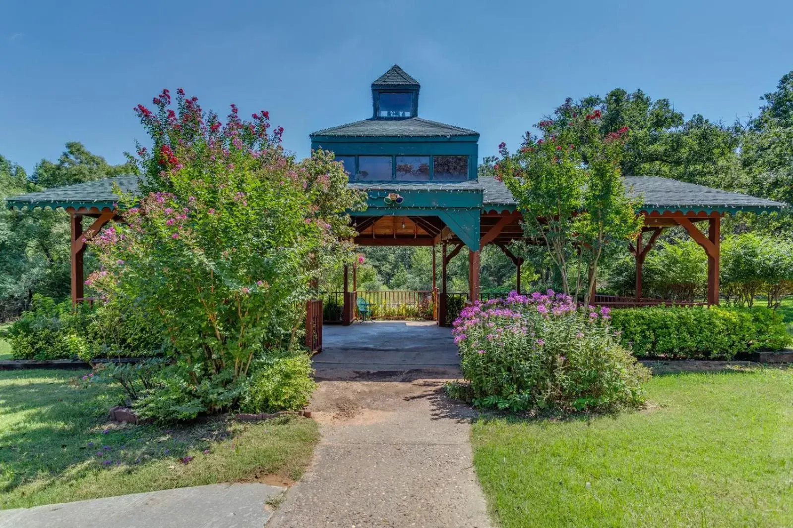 Property Building in The Whispering Pines Inn