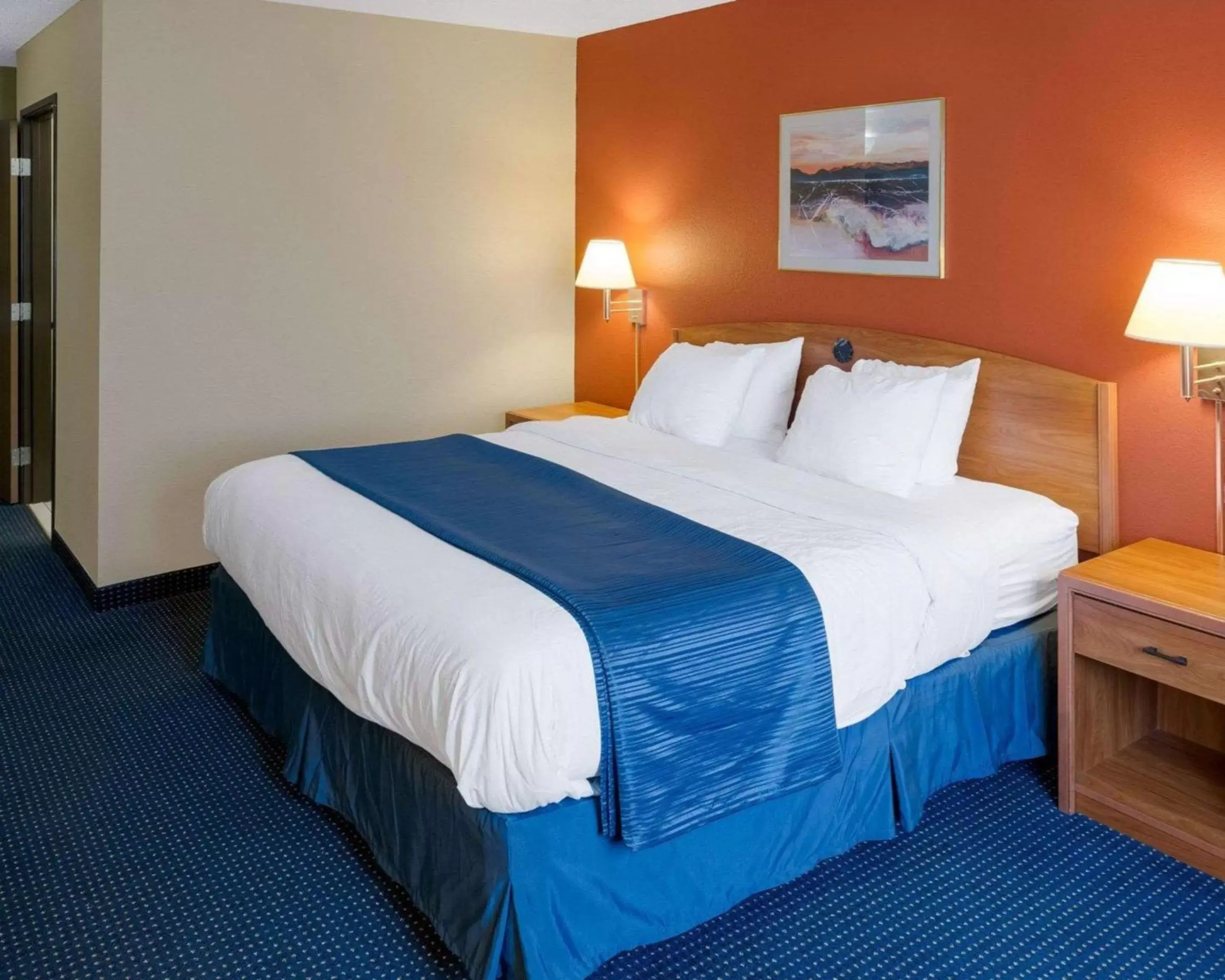 Photo of the whole room, Bed in Quality Inn Lakeville