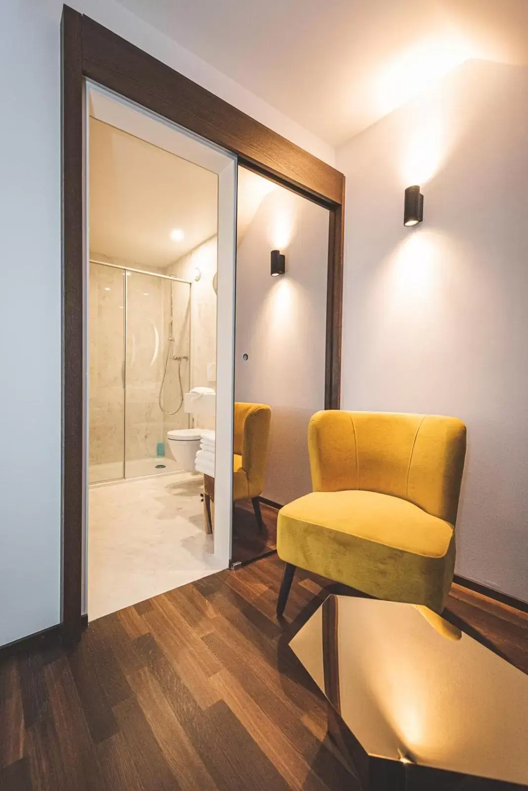 Shower, Seating Area in Hotel Bernina Geneva