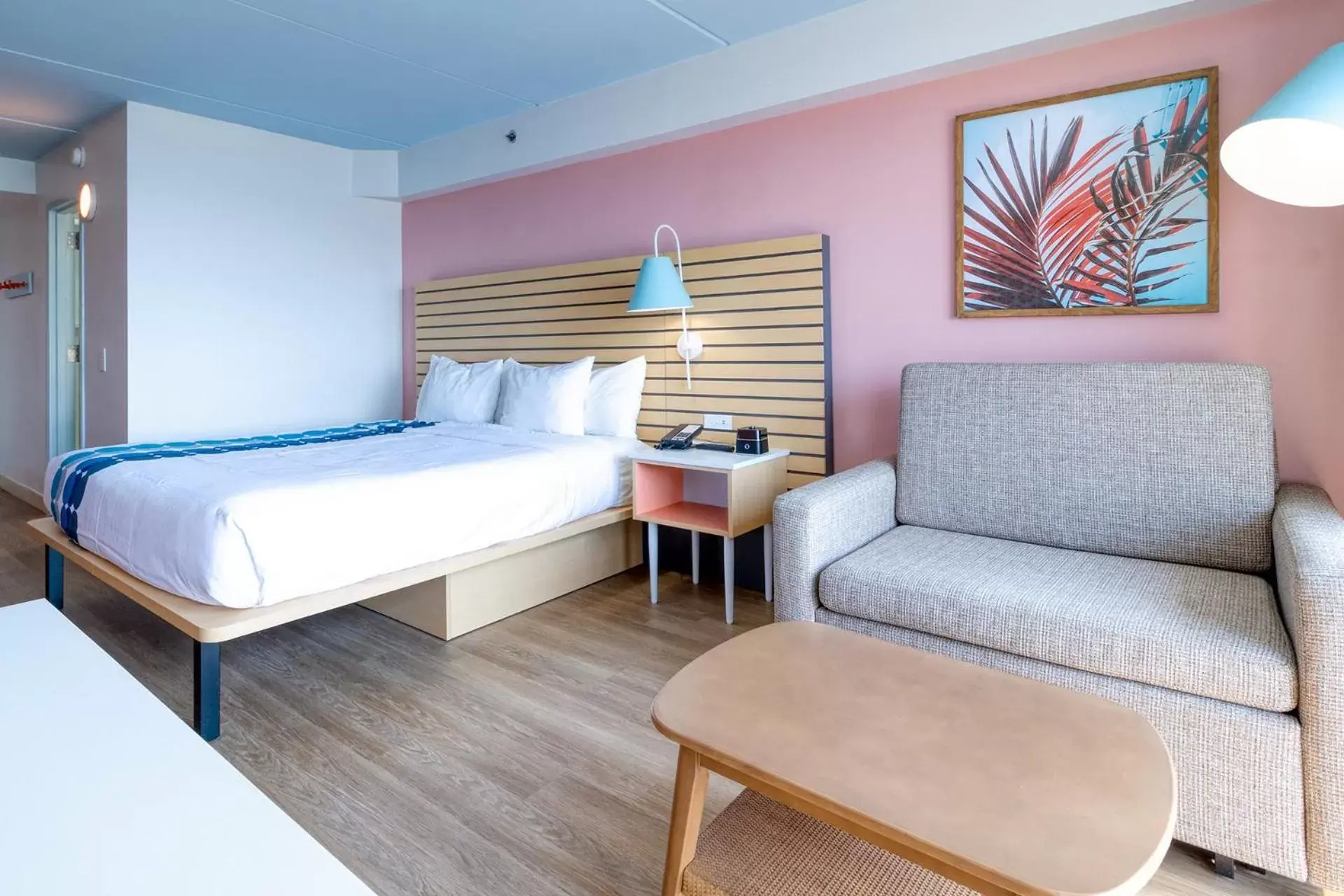 Seating area, Bed in Golden Sands Oceanfront Hotel