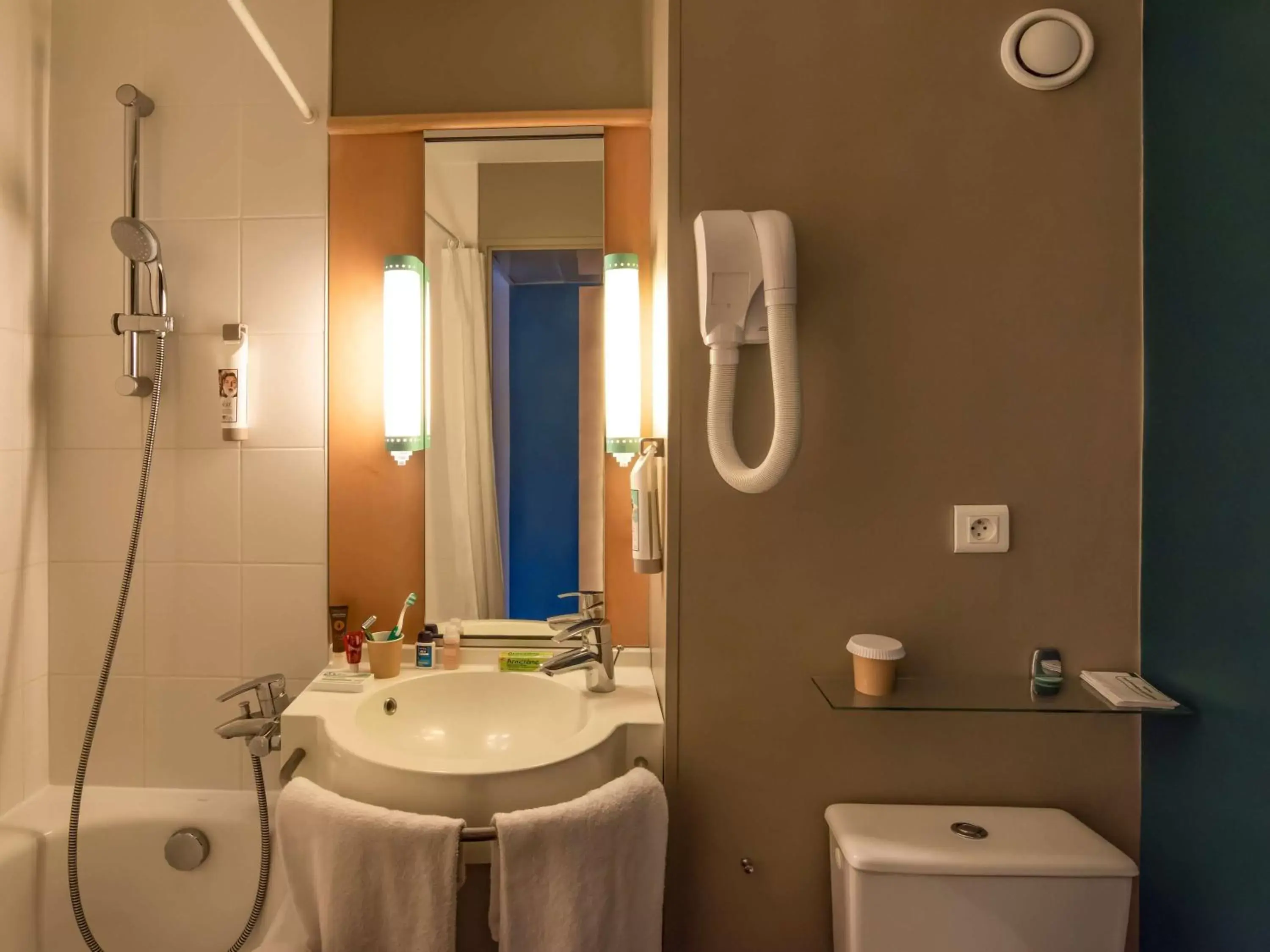Bathroom in ibis Orléans Nord Saran