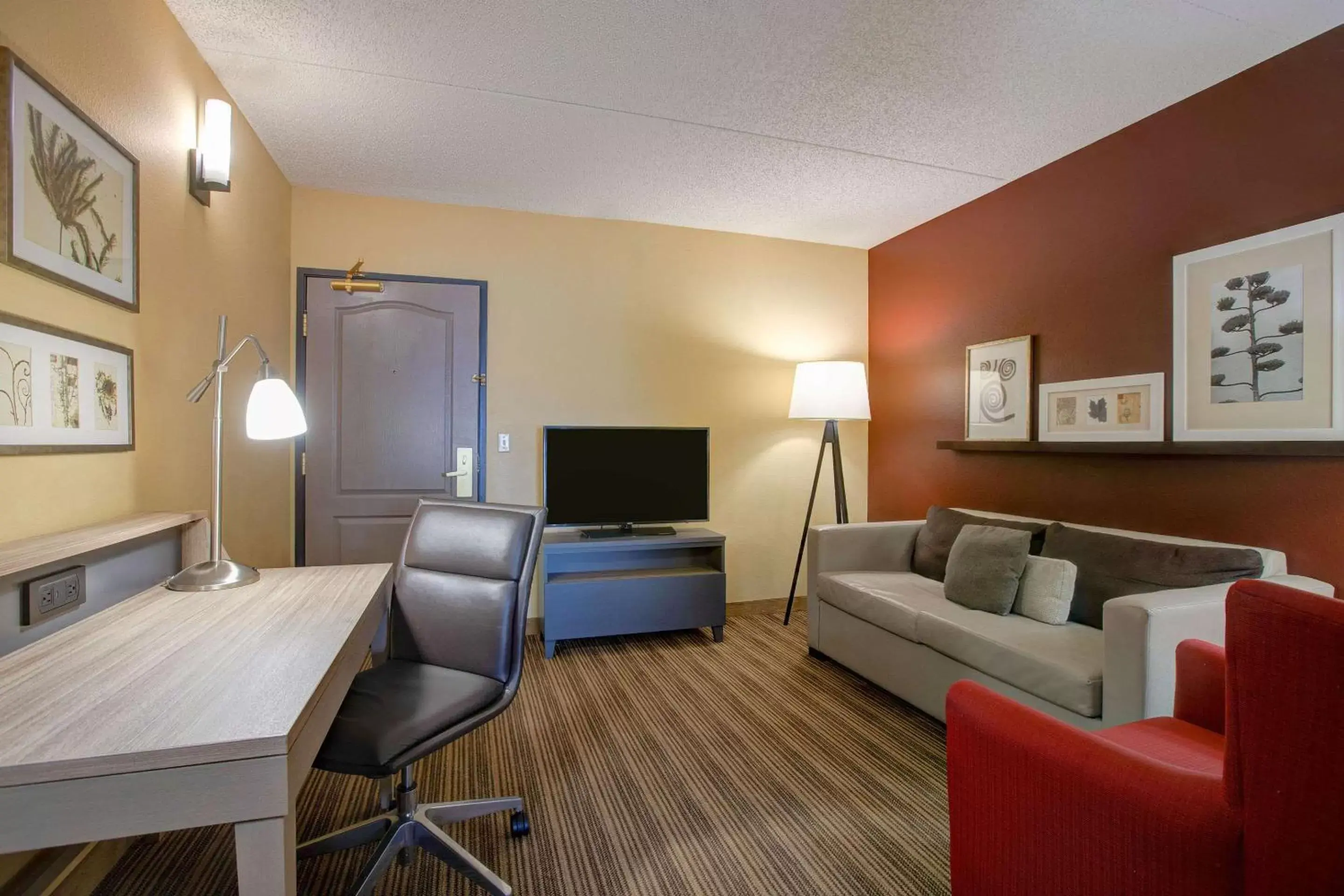 Bedroom, Seating Area in Comfort Inn & Suites St. Paul Northeast