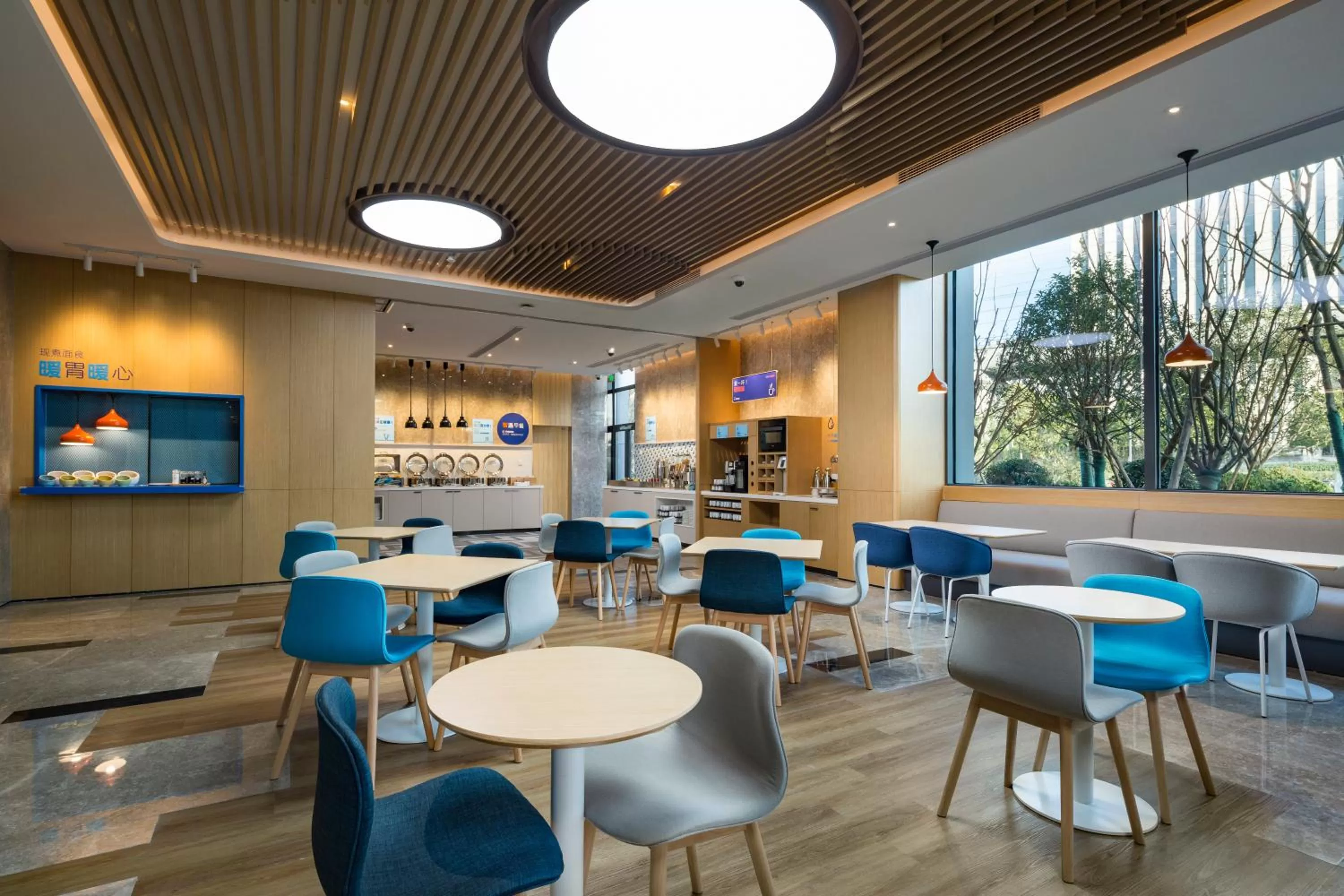 Restaurant/places to eat in Holiday Inn Express Shanghai Kangqiao by IHG