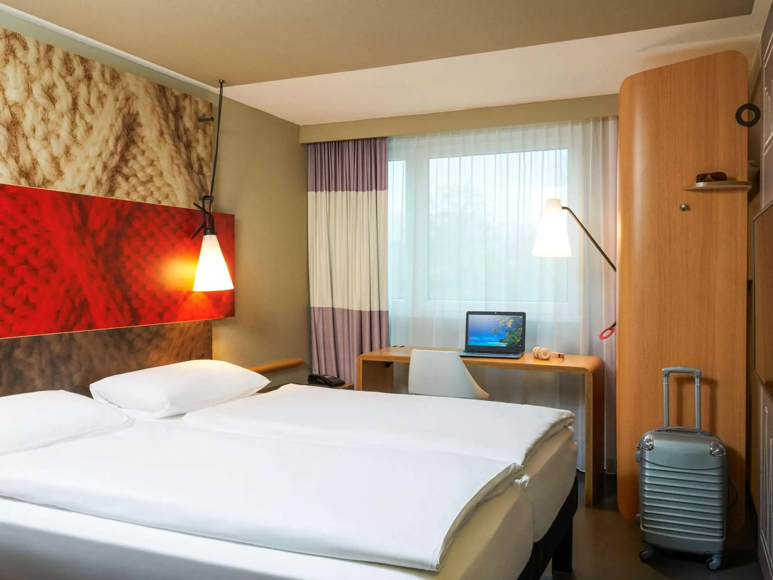 Photo of the whole room, Bed in ibis Zürich City West