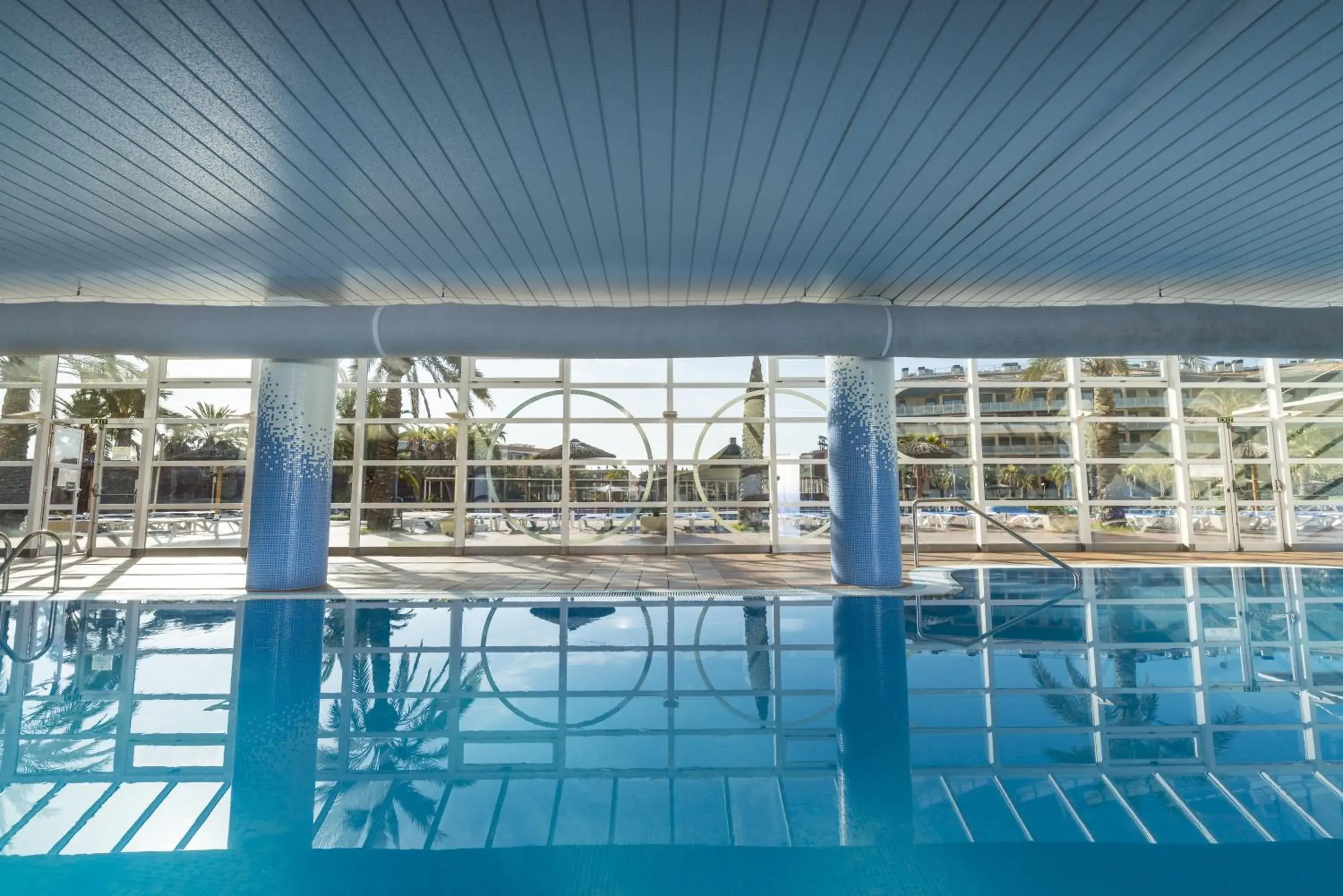 Swimming Pool in Aparthotel Costa Encantada