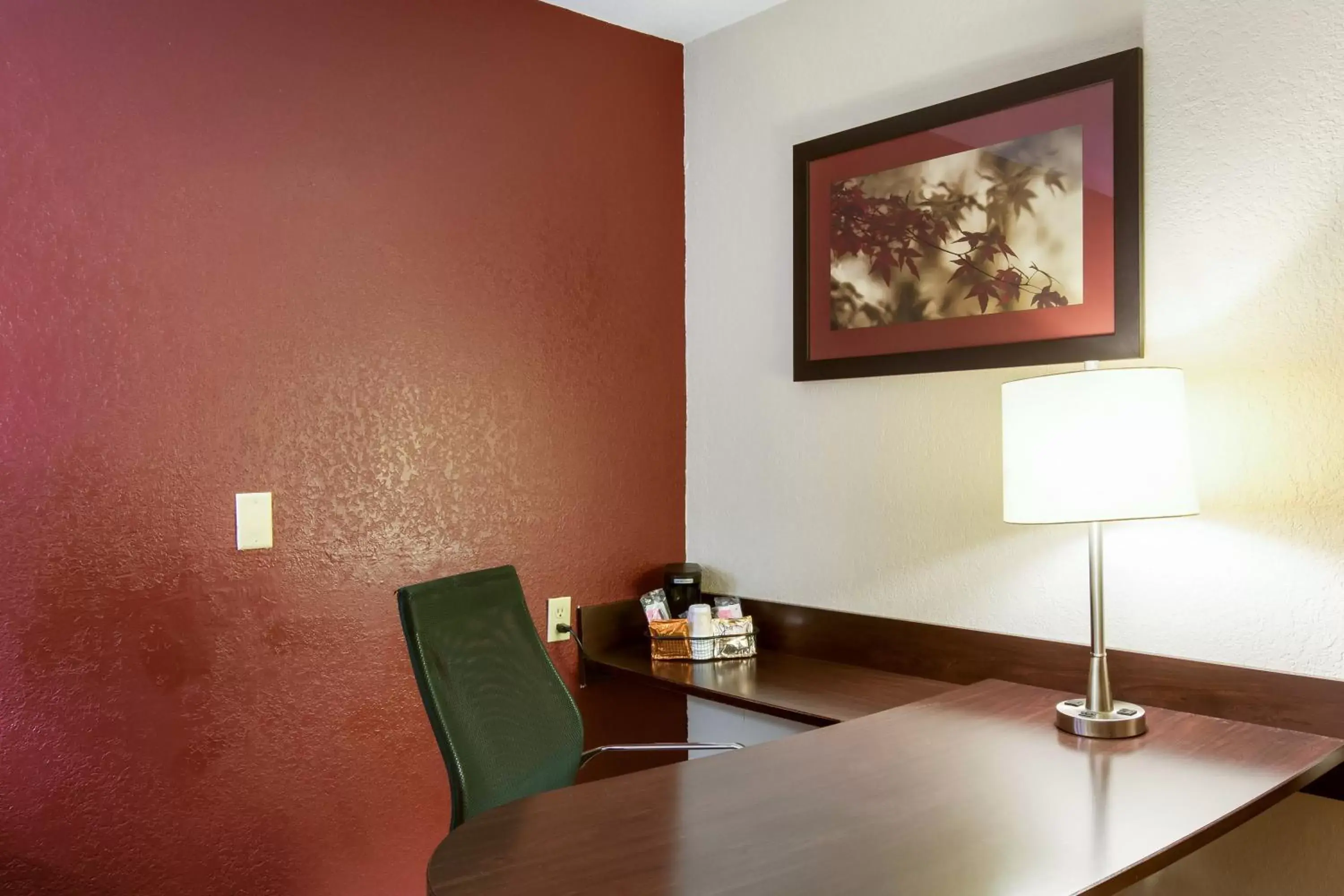 Photo of the whole room, Seating Area in Red Roof Inn Kalamazoo East – Expo Center