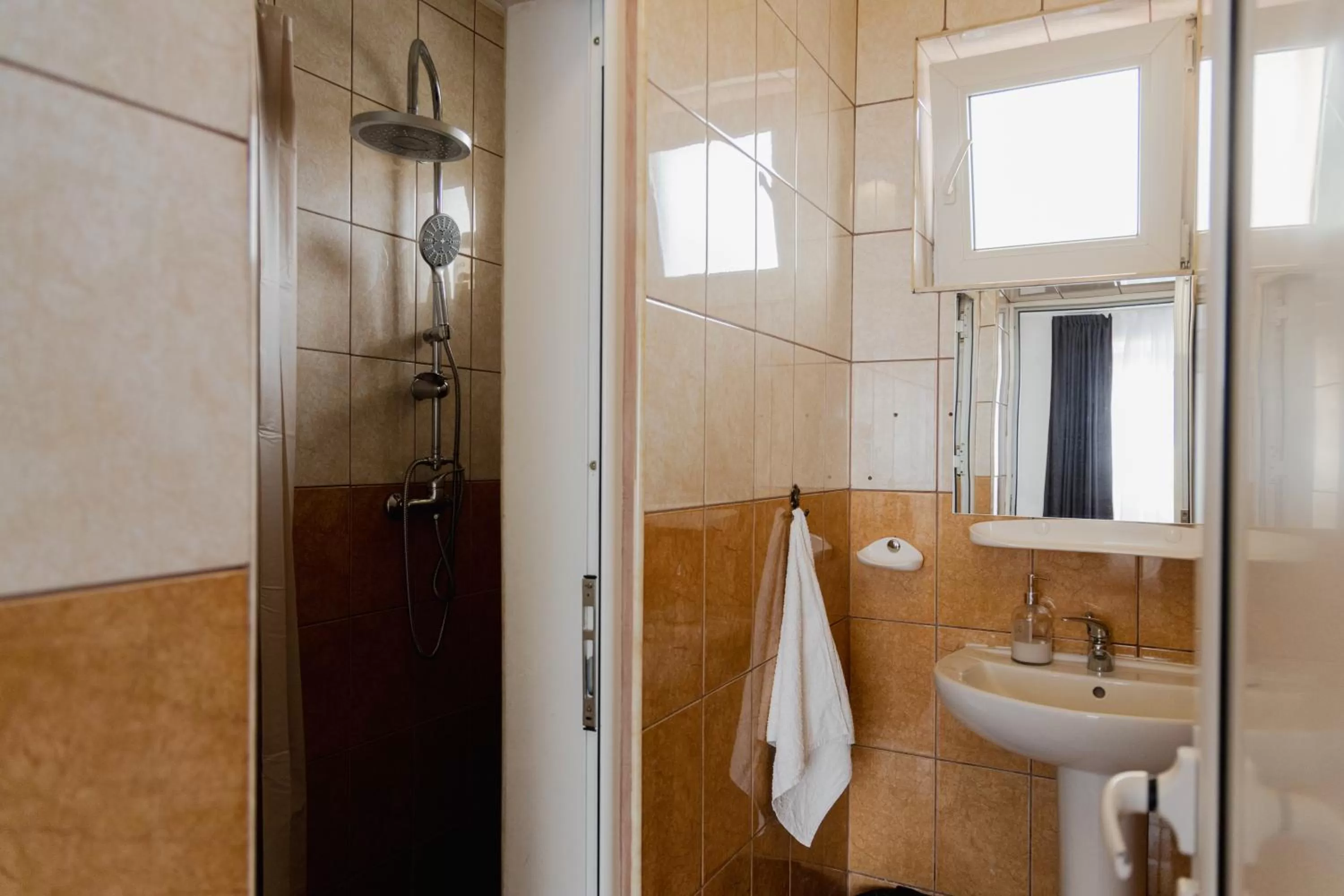 Bathroom in Pensiunea Pictorilor