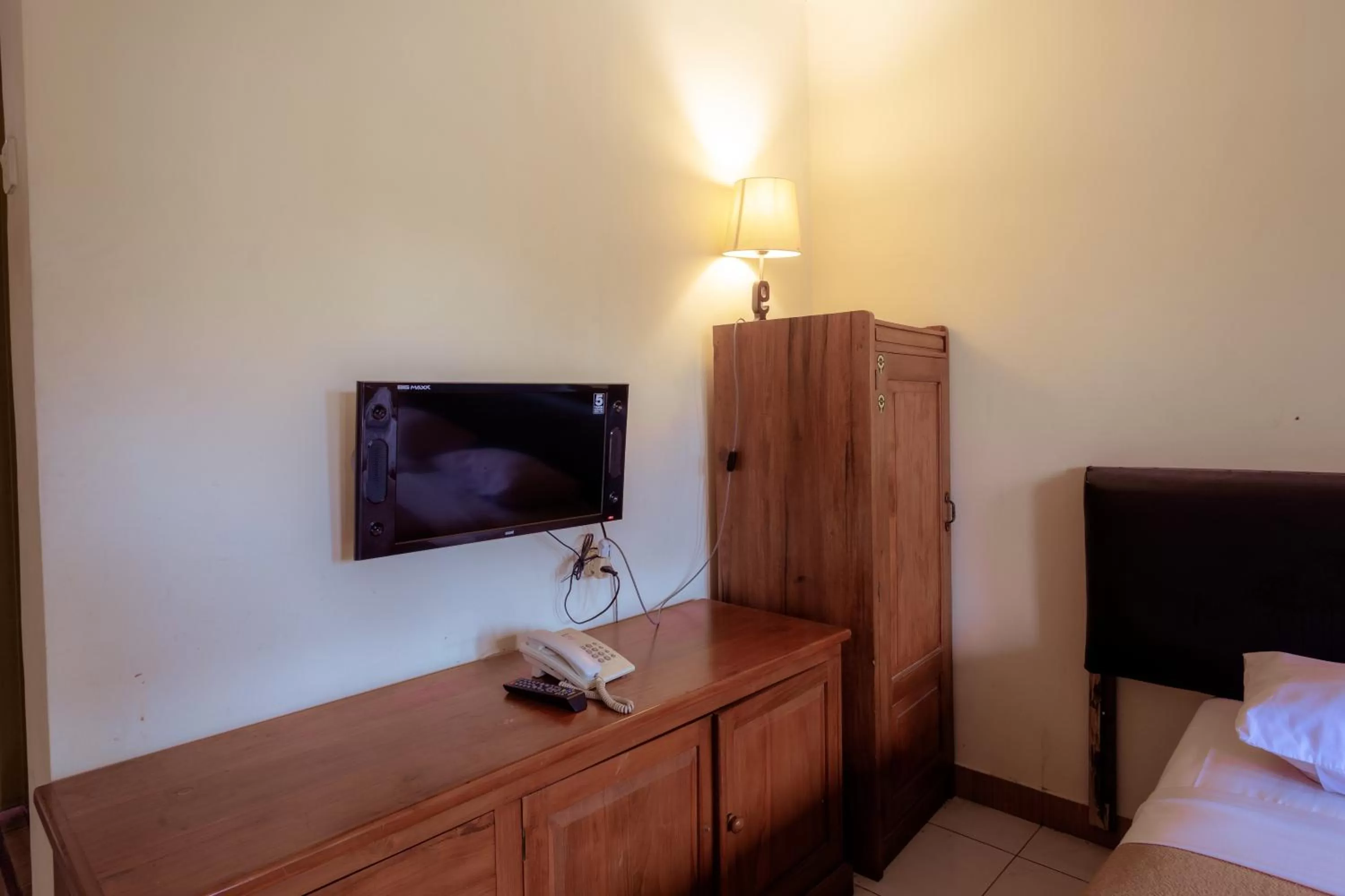 TV and multimedia, Bed in Hotel Mahkota Plengkung by ecommerceloka